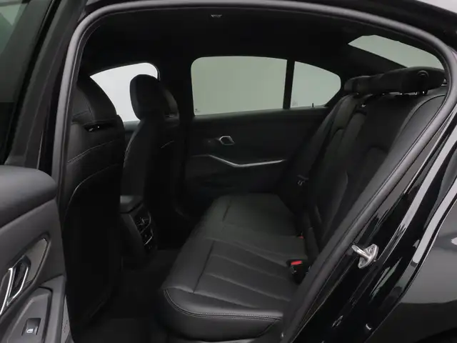 BMW 3 Series view 25
