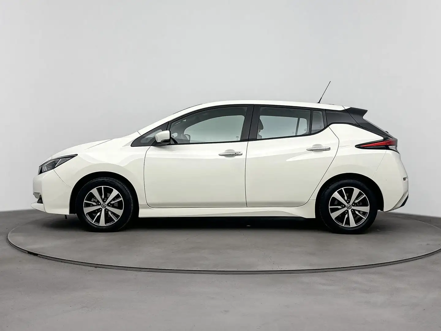 Nissan Leaf Acenta 40 kWh | Navigatie | Achteruitrijcamera | A Wit - 2