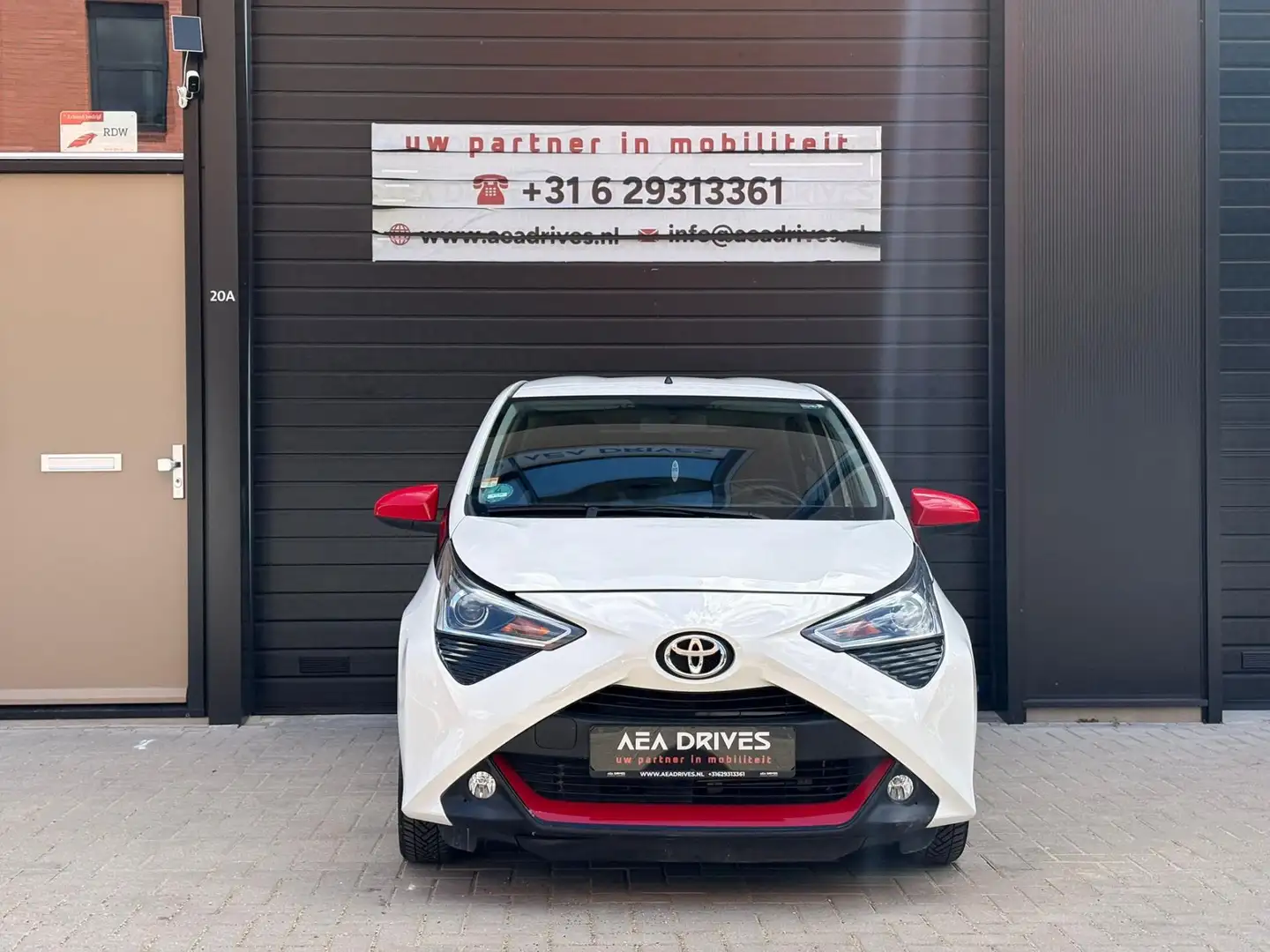 Toyota Aygo 1.0 VVT-i x-play Automaat – slechts 12.710 km! Wit - 2
