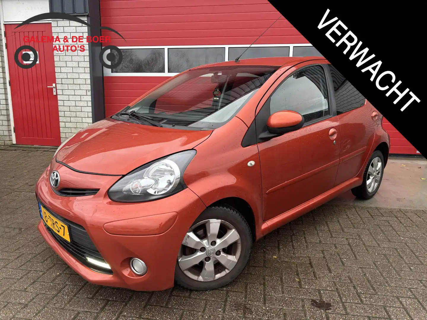 Toyota Aygo 1.0 VVT-i Dynamic Orange AIRCO / ELEK RAMEN / BLUE Оранжевый - 1