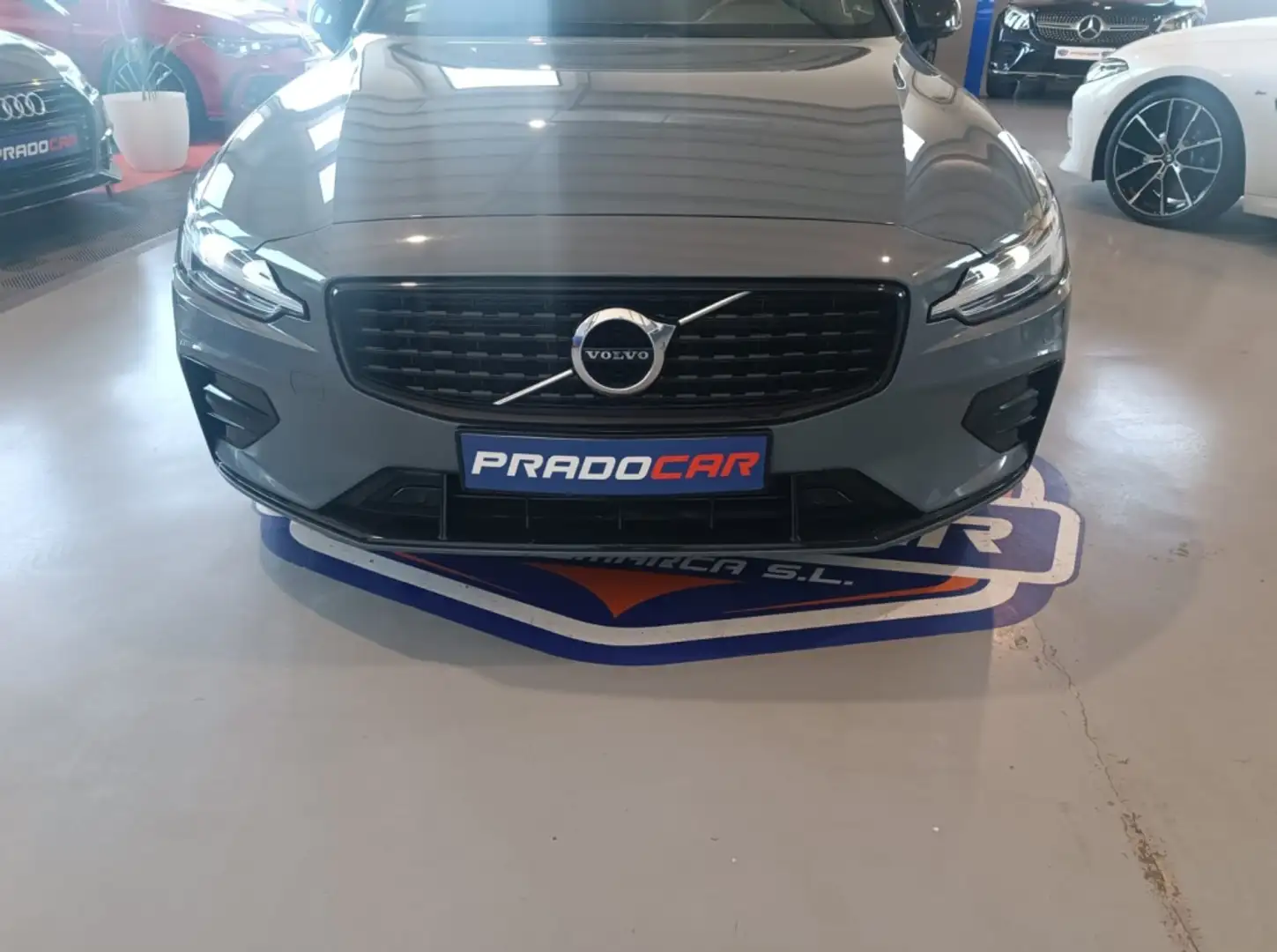 Volvo V60 B4 R-Design Aut. Gris - 2