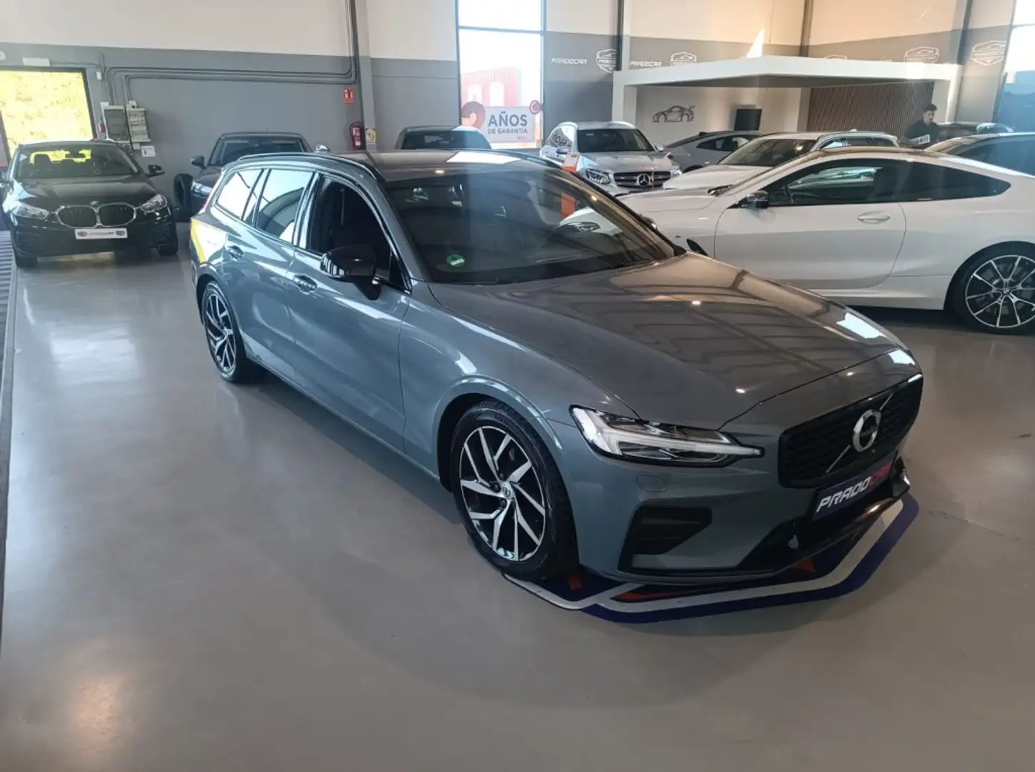 Volvo V60 B4 R-Design Aut. Gris - 1