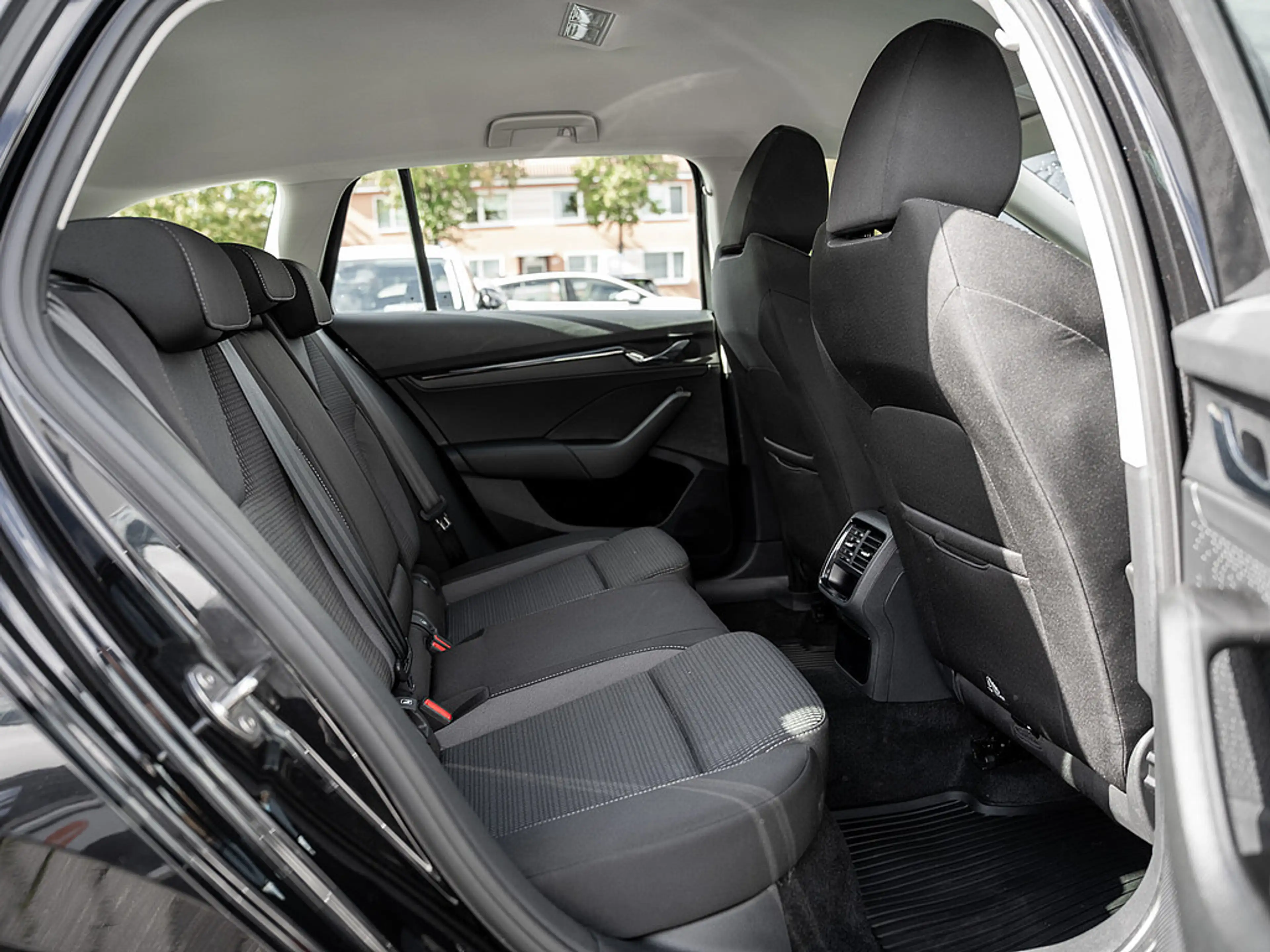 Skoda Octavia Combi 2.0 TDI Ambition AHK LED SHZ — photo 4