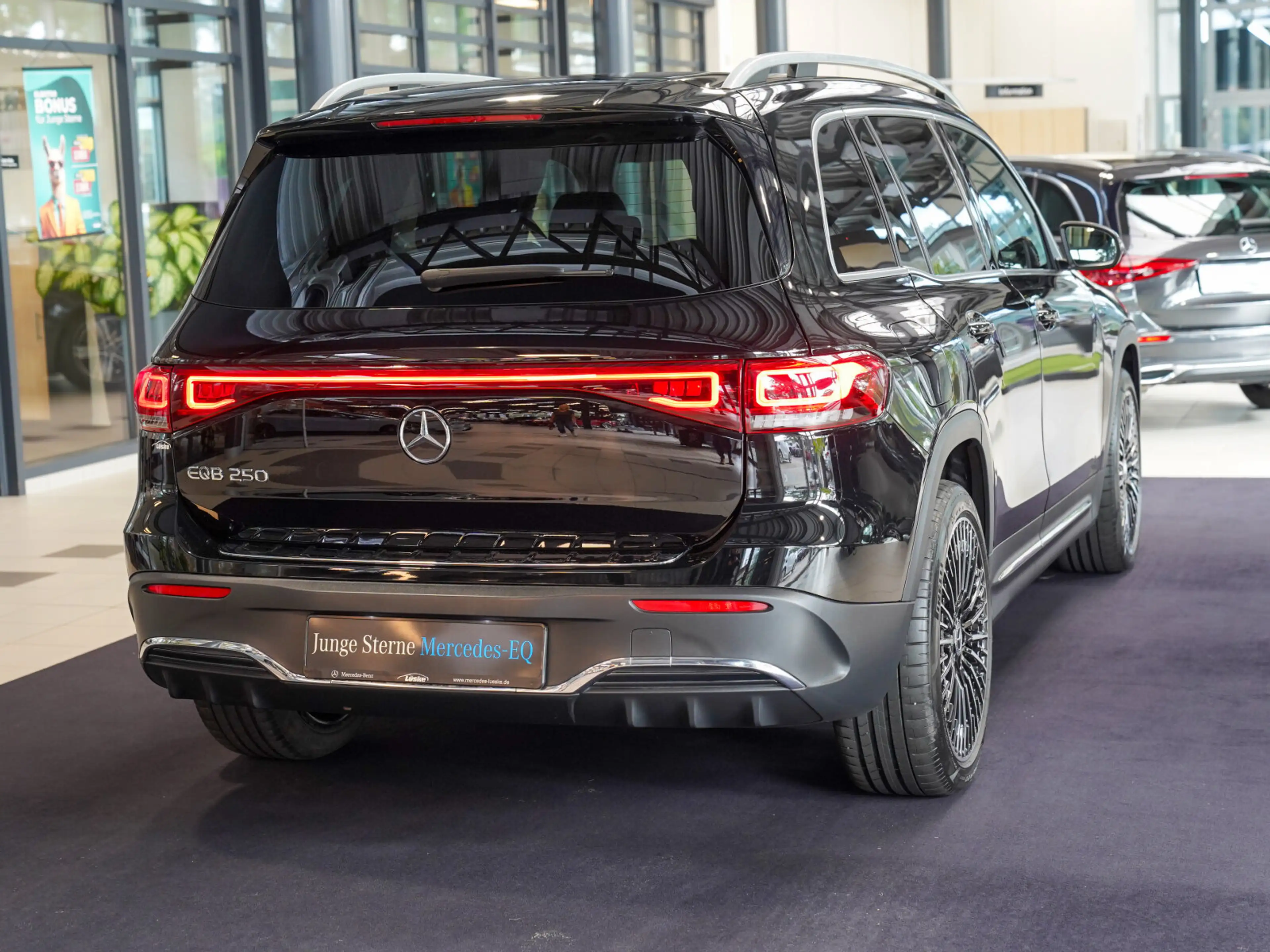 Mercedes-Benz EQB 250 AMG-Line Vielspeichenrad Ambientelicht AMG Line — photo 3