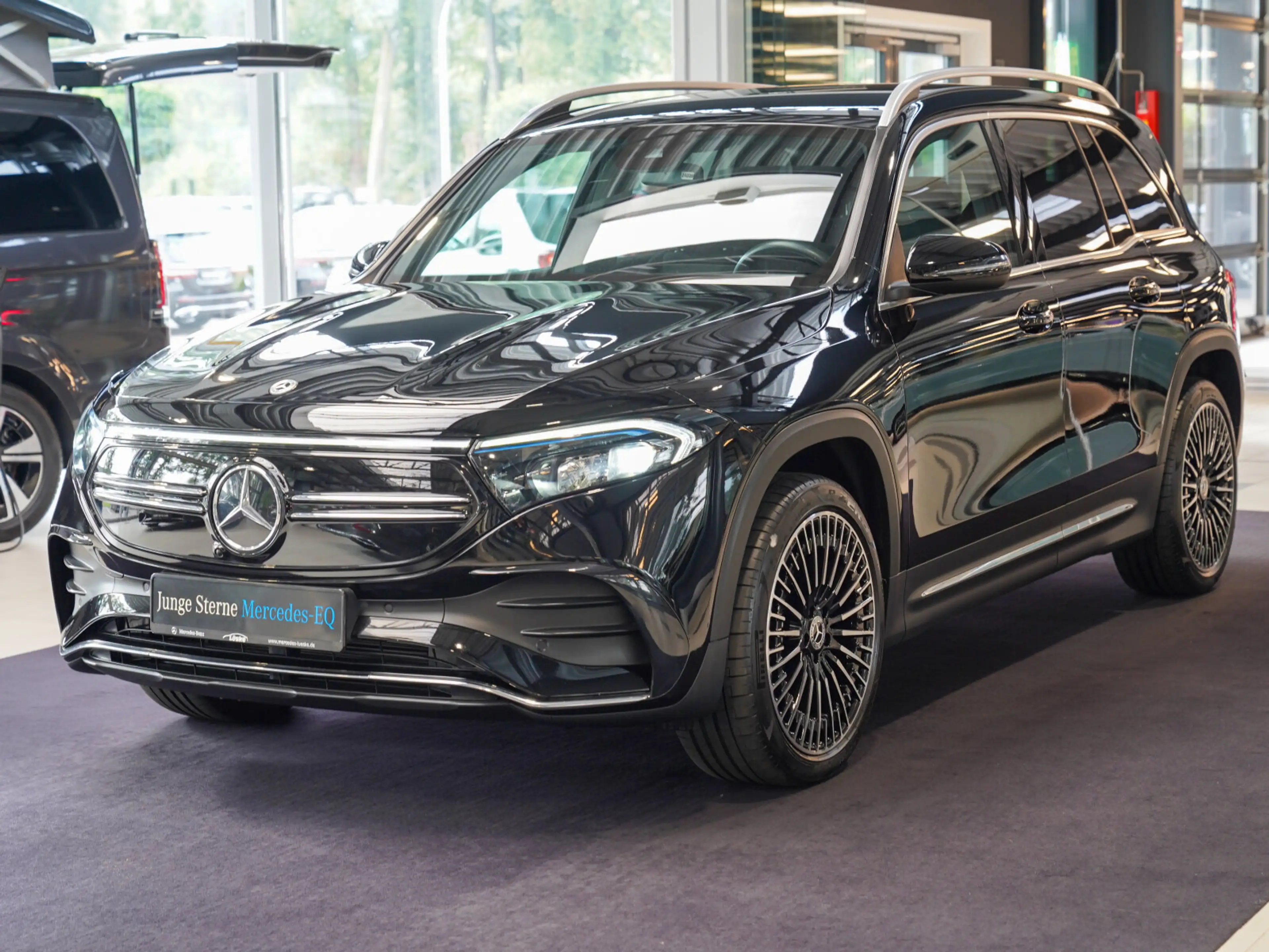 Mercedes-Benz EQB 250 AMG-Line Vielspeichenrad Ambientelicht AMG Line — photo 7