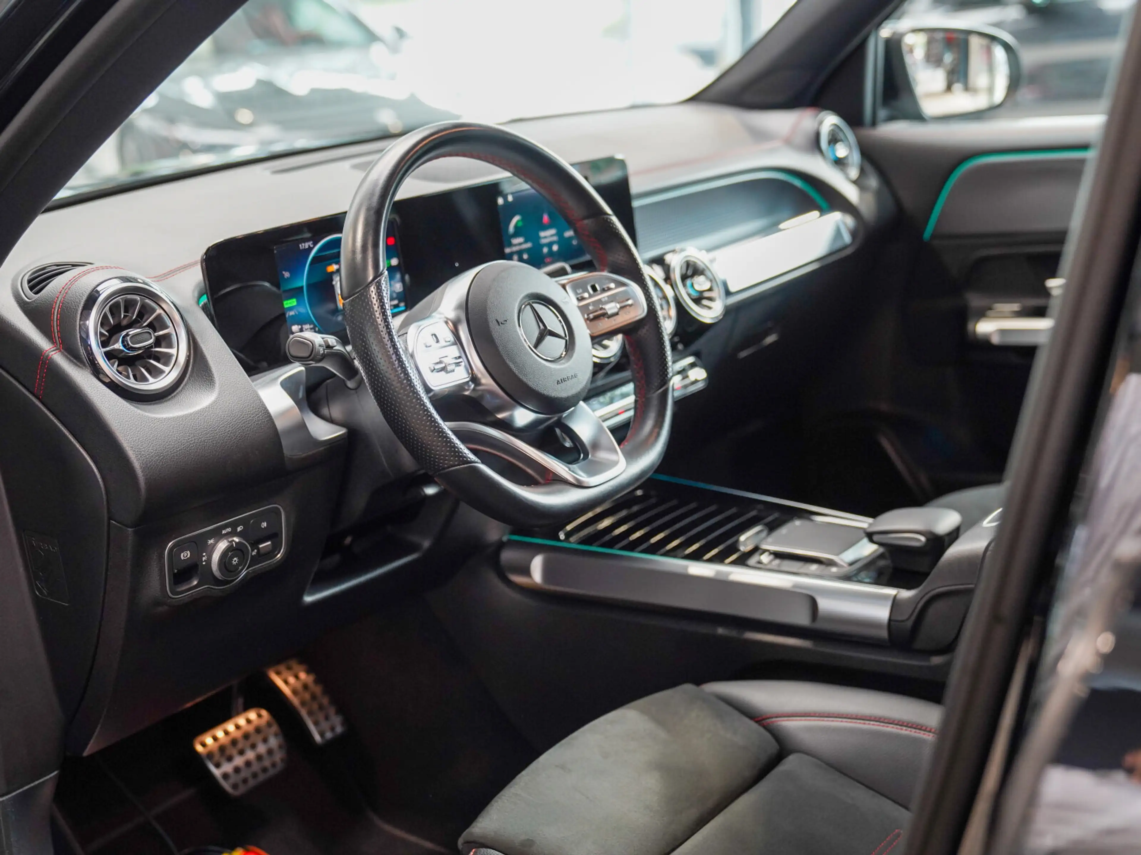Mercedes-Benz EQB 250 AMG-Line Vielspeichenrad Ambientelicht AMG Line — photo 15