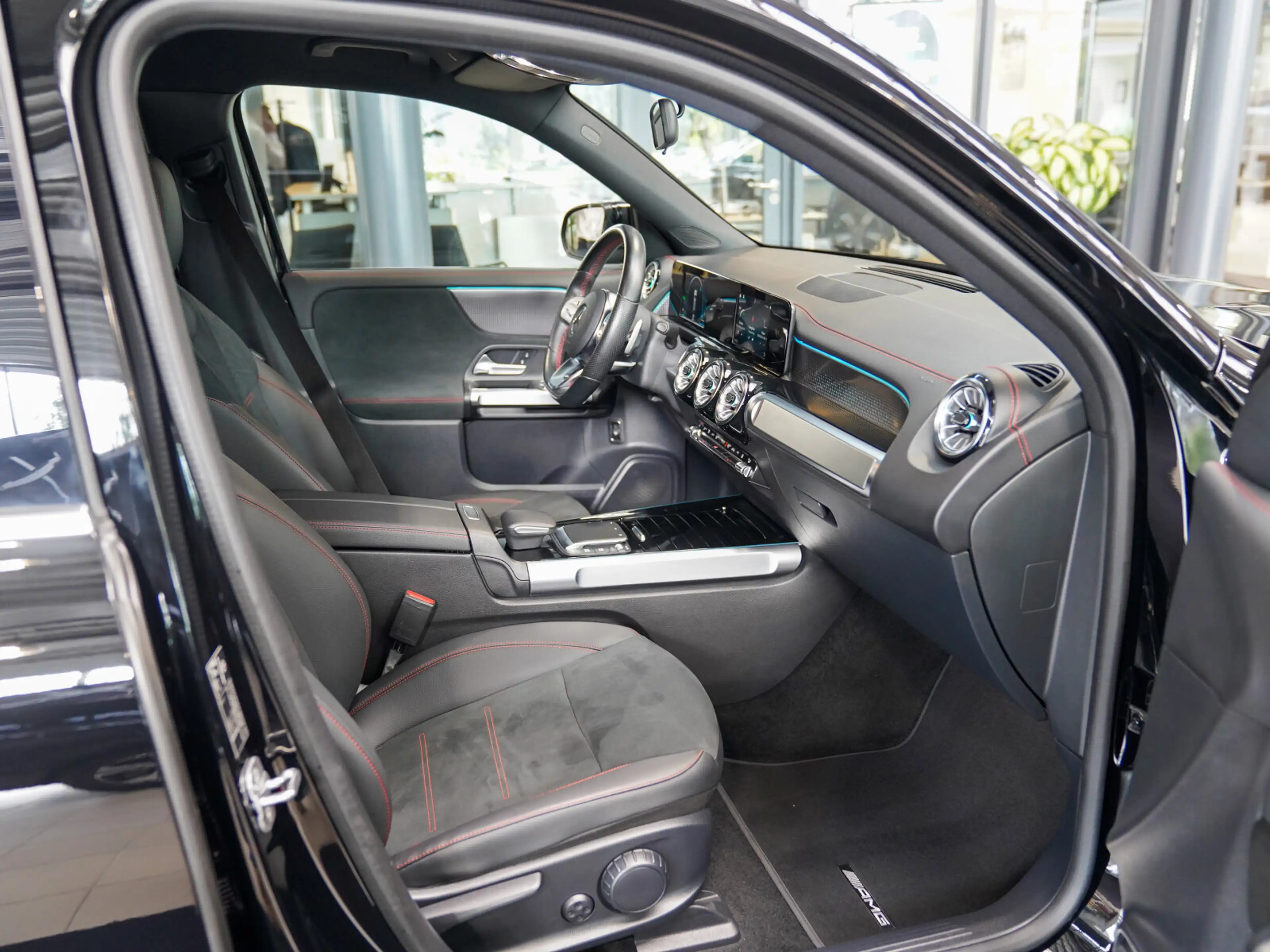 Mercedes-Benz EQB 250 AMG-Line Vielspeichenrad Ambientelicht AMG Line — photo 10