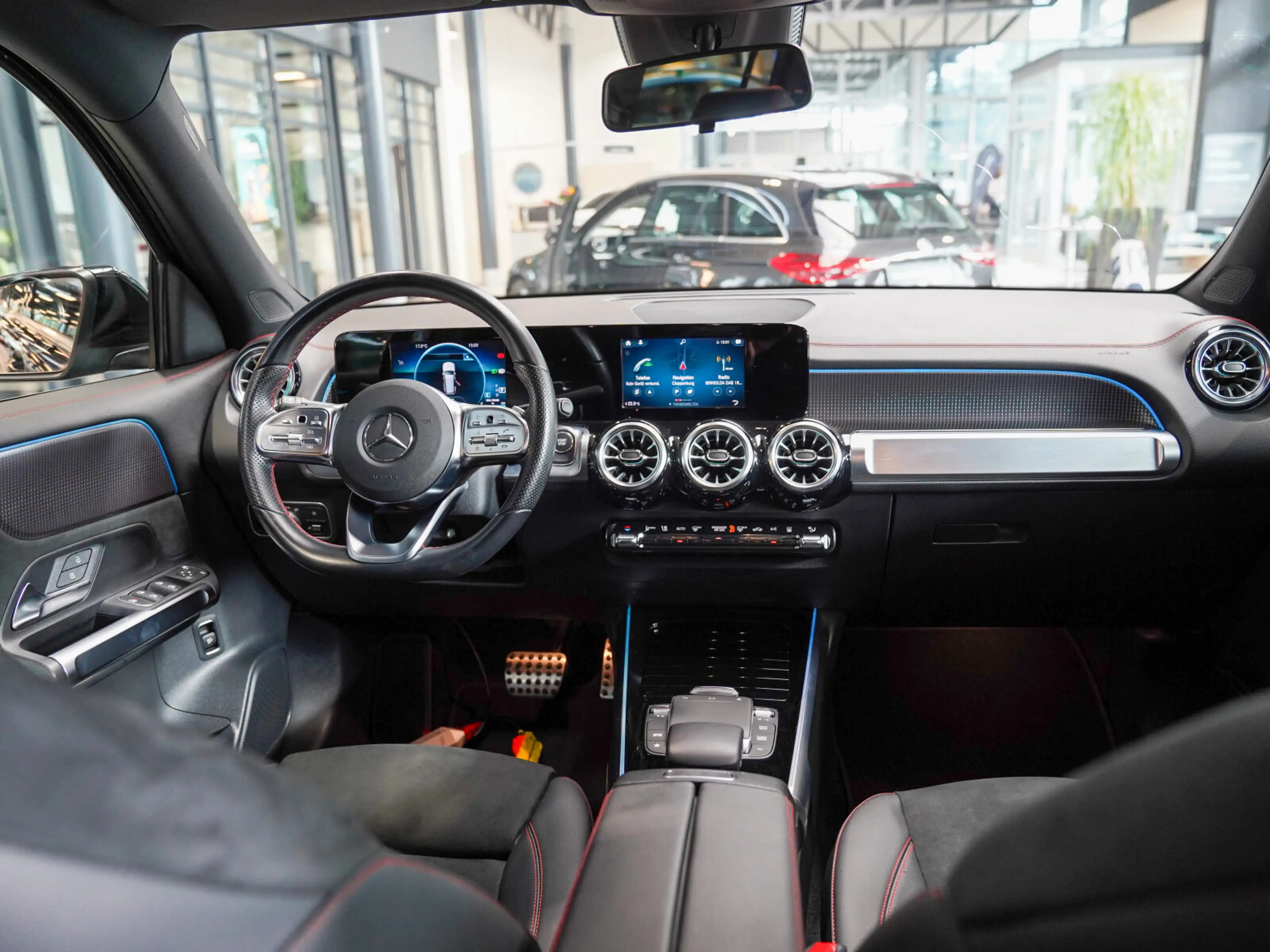 Mercedes-Benz EQB 250 AMG-Line Vielspeichenrad Ambientelicht AMG Line — photo 14