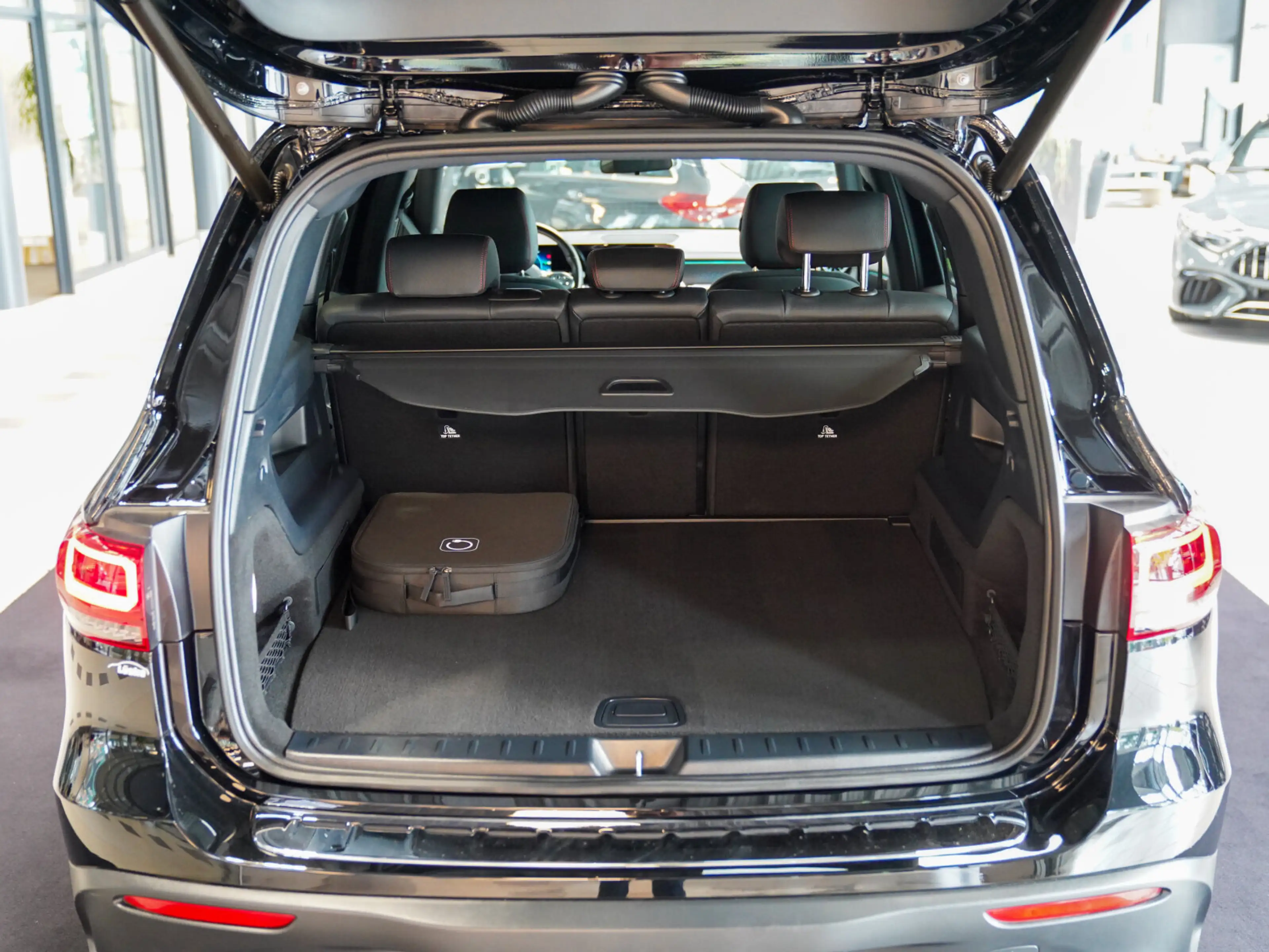 Mercedes-Benz EQB 250 AMG-Line Vielspeichenrad Ambientelicht AMG Line — photo 4