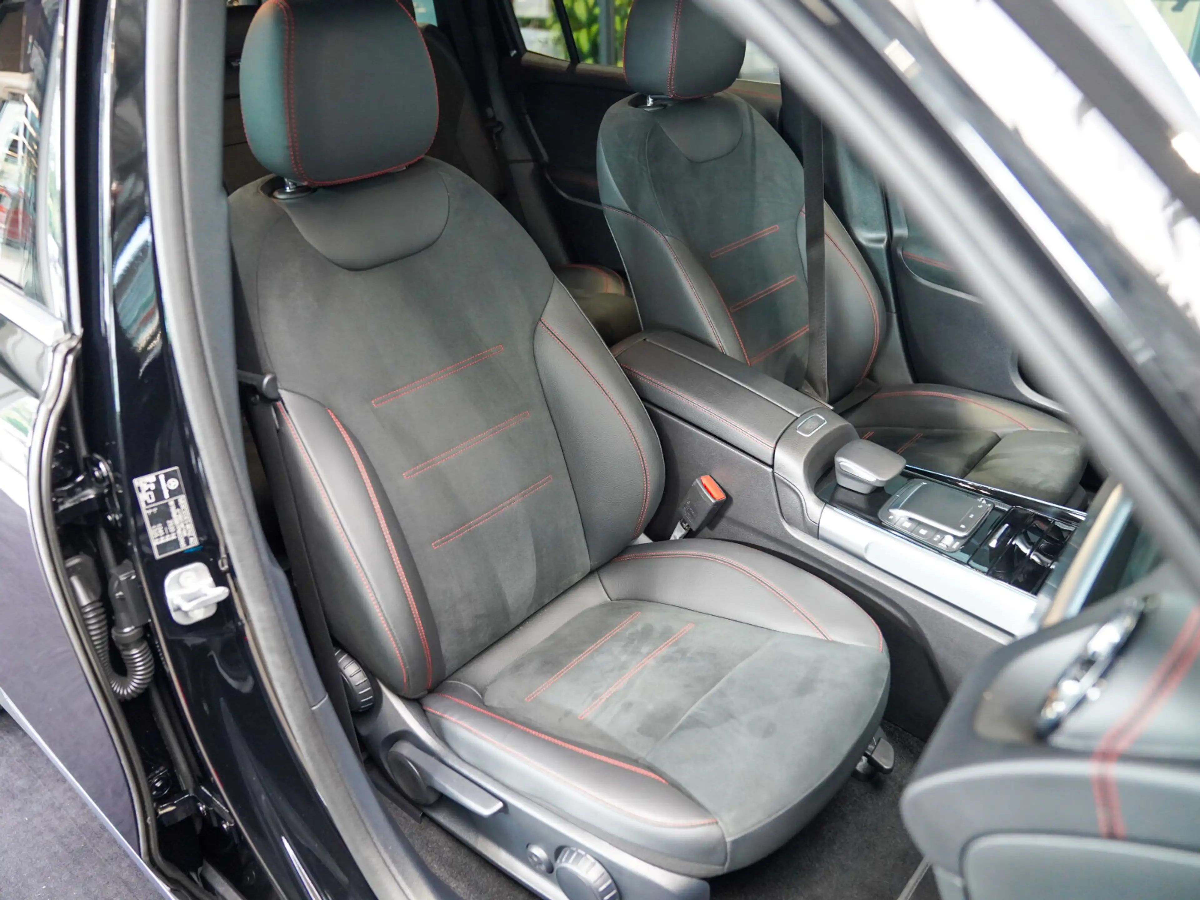 Mercedes-Benz EQB 250 AMG-Line Vielspeichenrad Ambientelicht AMG Line — photo 9