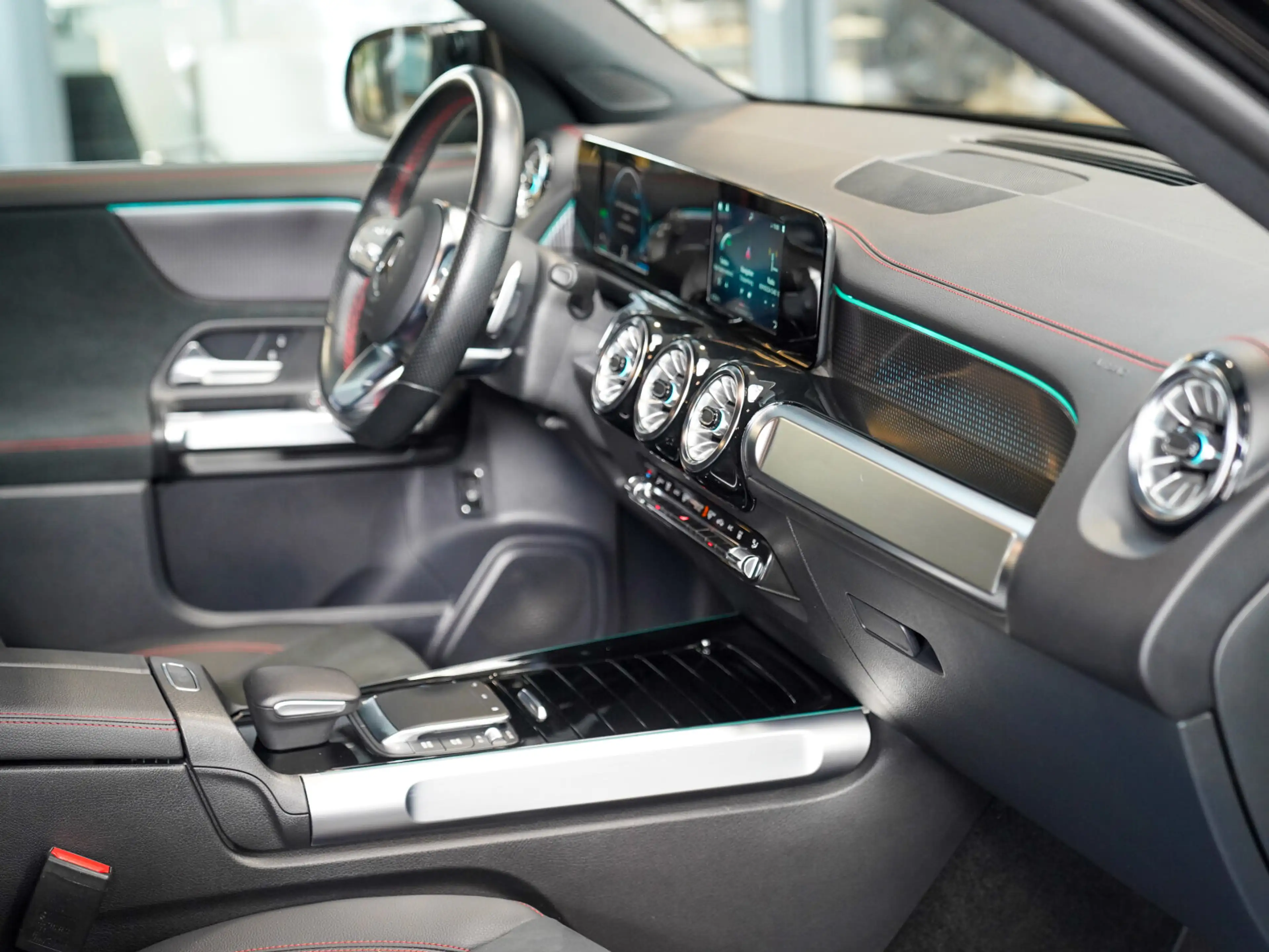 Mercedes-Benz EQB 250 AMG-Line Vielspeichenrad Ambientelicht AMG Line — photo 11