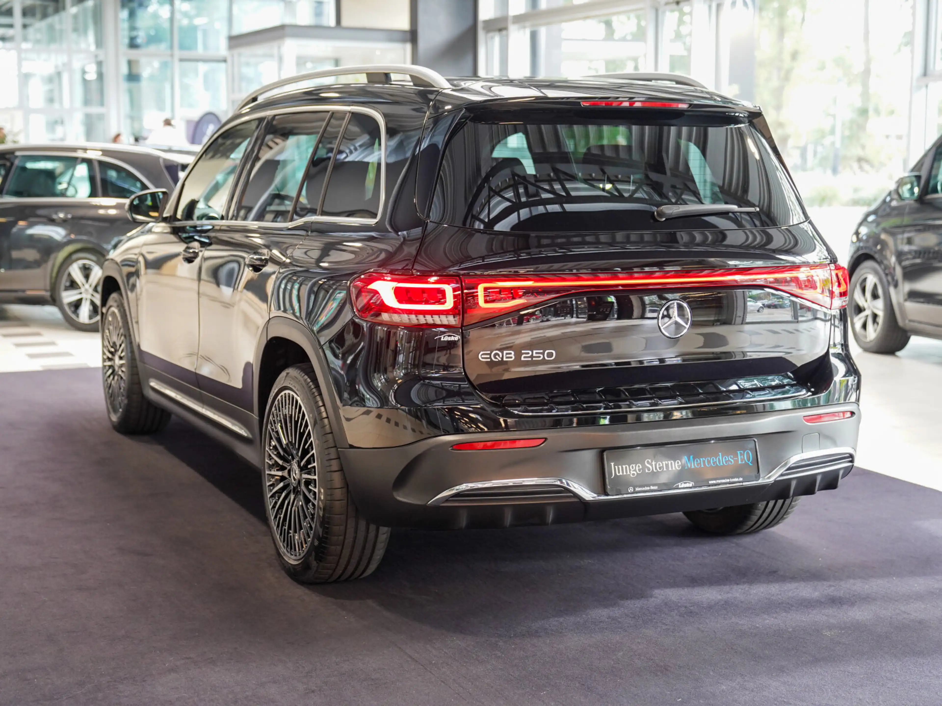 Mercedes-Benz EQB 250 AMG-Line Vielspeichenrad Ambientelicht AMG Line — photo 6