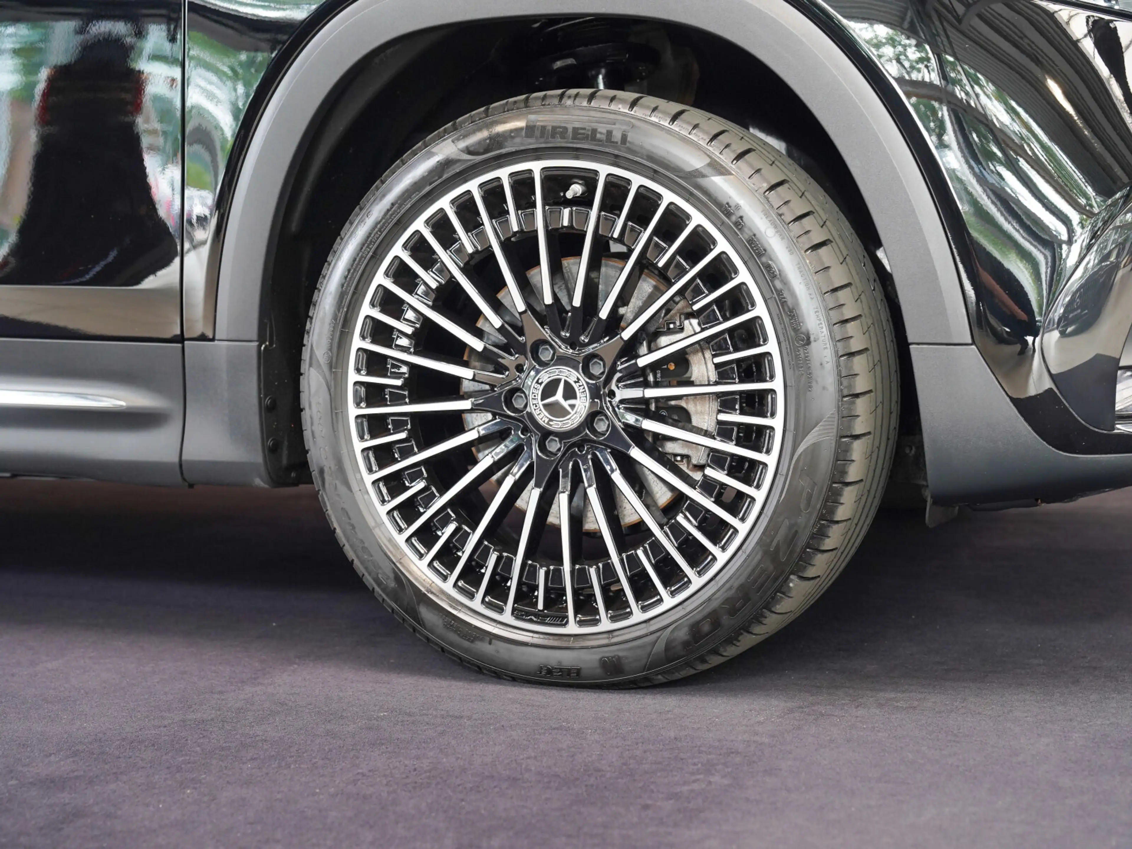 Mercedes-Benz EQB 250 AMG-Line Vielspeichenrad Ambientelicht AMG Line — photo 2