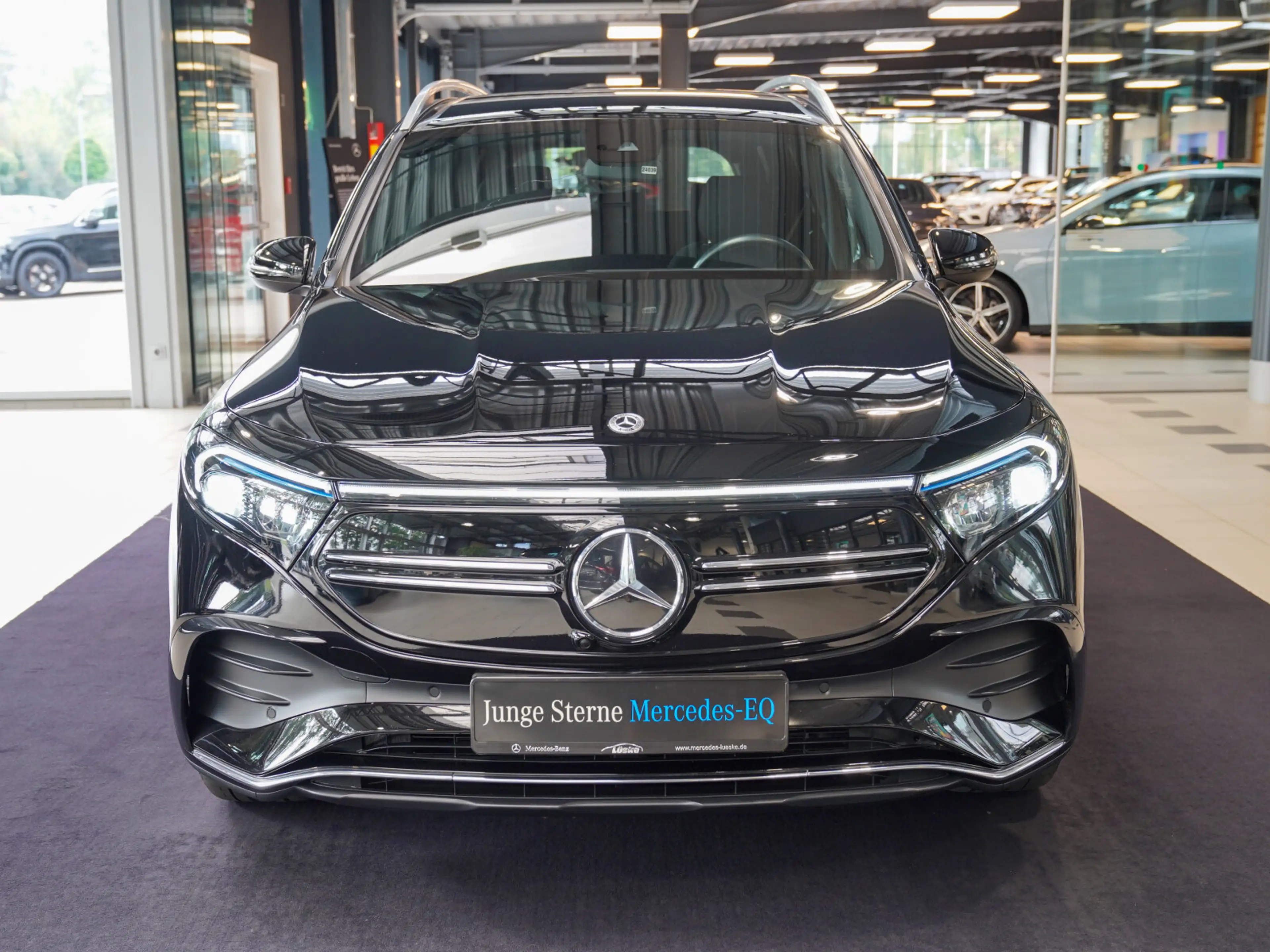 Mercedes-Benz EQB 250 AMG-Line Vielspeichenrad Ambientelicht AMG Line — photo 8
