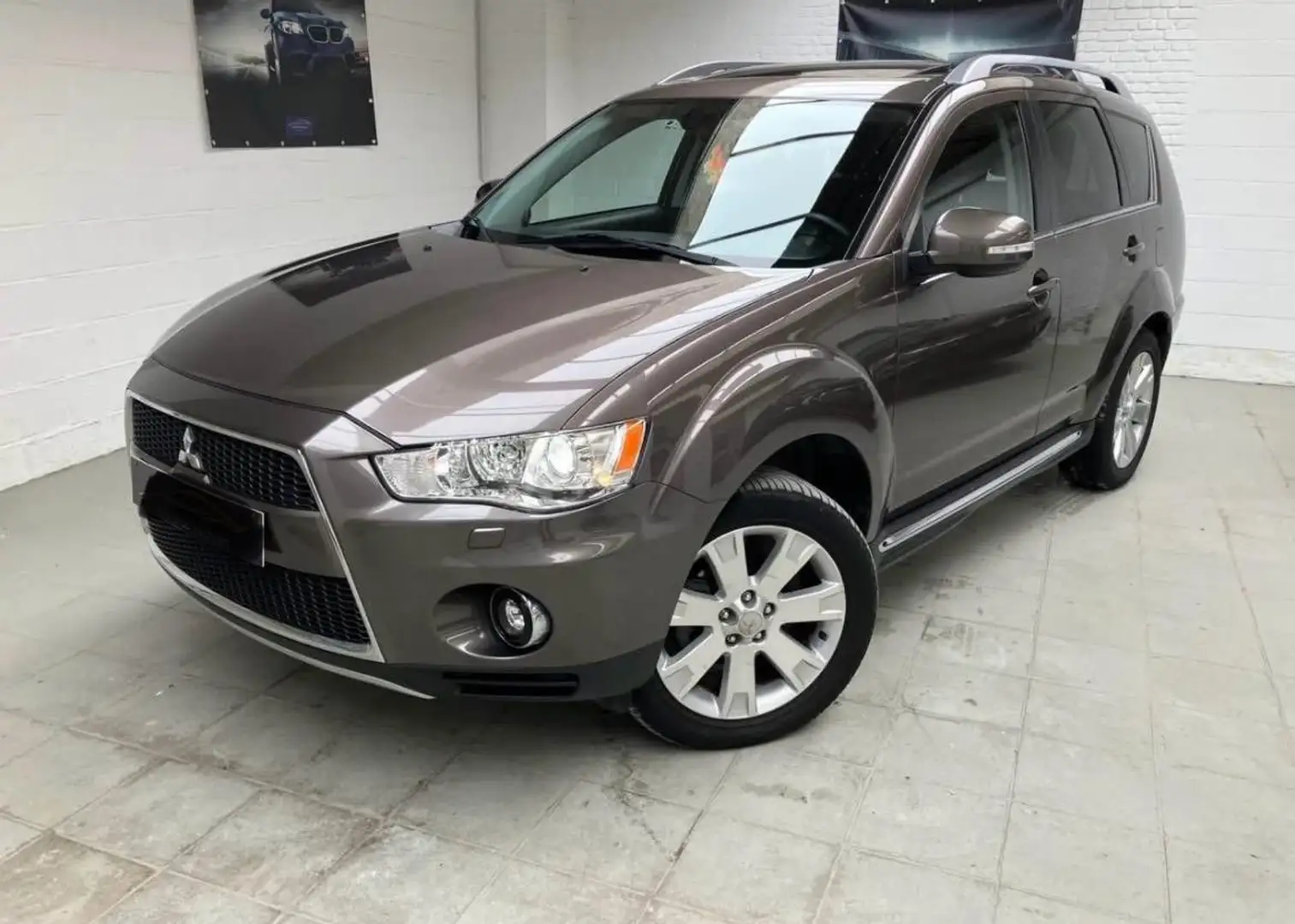 Mitsubishi Outlander 2.2 di-d INSTYLE 2.2 DI-D Instyle CVT Gris - 1