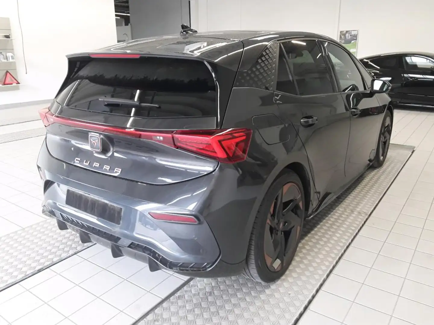 CUPRA Born 150 kW/Pilot L/Tech M/Heat Pump Grigio - 2