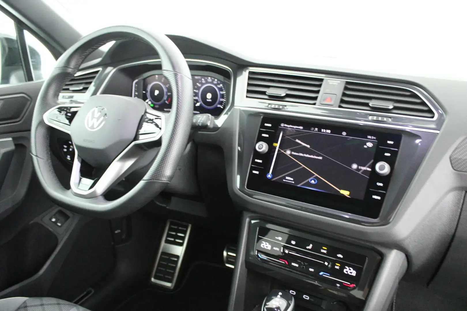 Volkswagen Tiguan 1.4 TSI 245pk eHybrid R-Line Business+ Black Style Grijs - 2