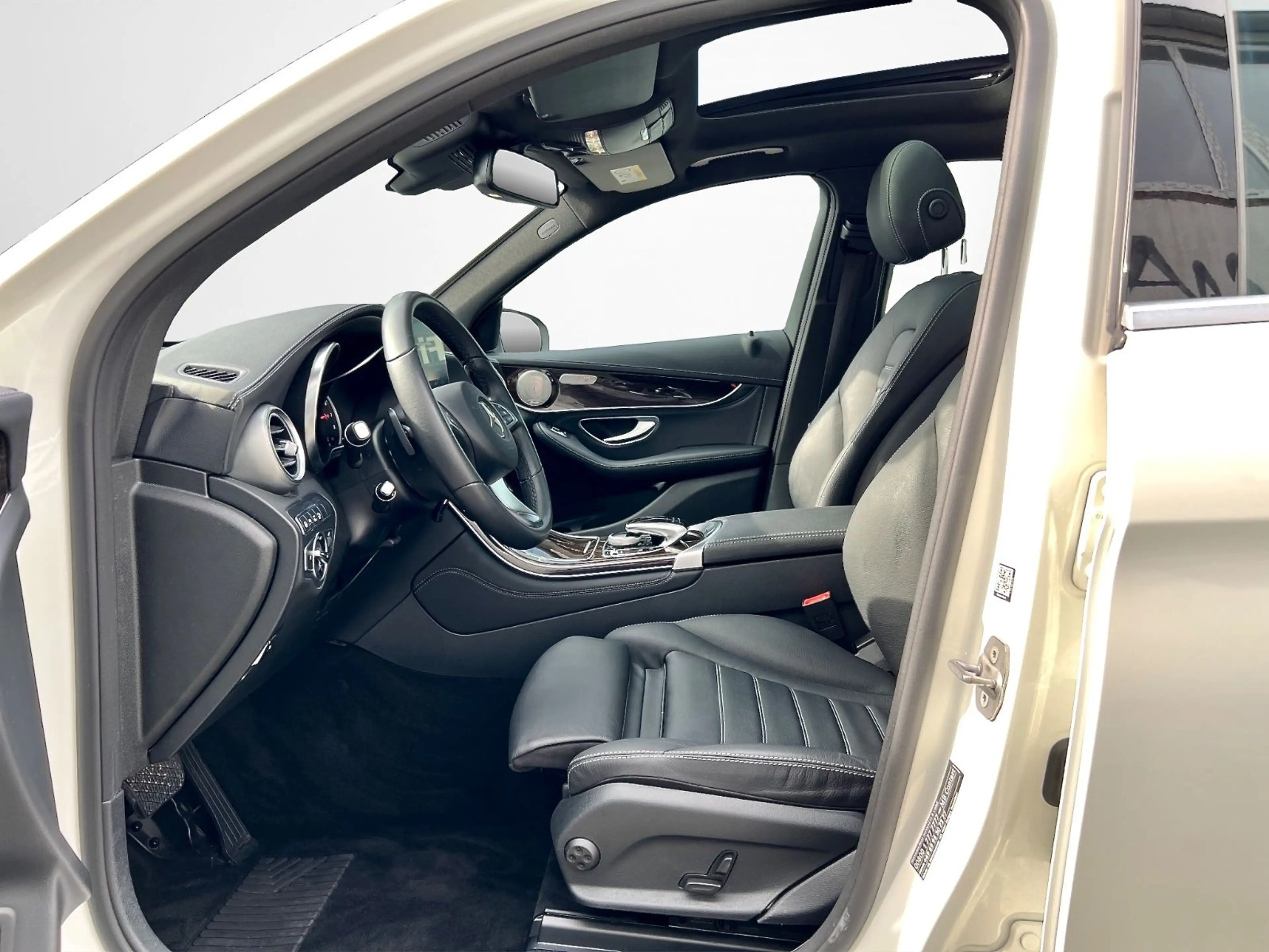 Mercedes-Benz GLC 250 4M*LED*PANORAMA*DISTR*360°*VOLLLEDER* — photo 7