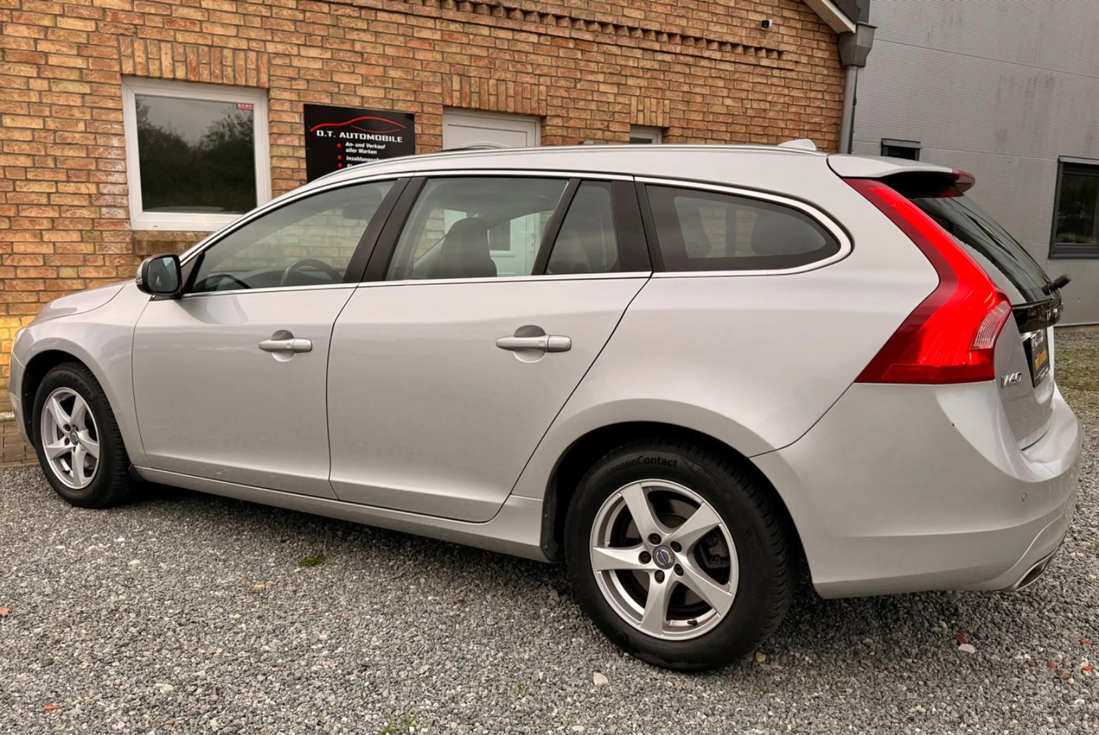 Volvo V60 Kombi Geartronic D4 Summum |LED|ACC|Leder — photo 9