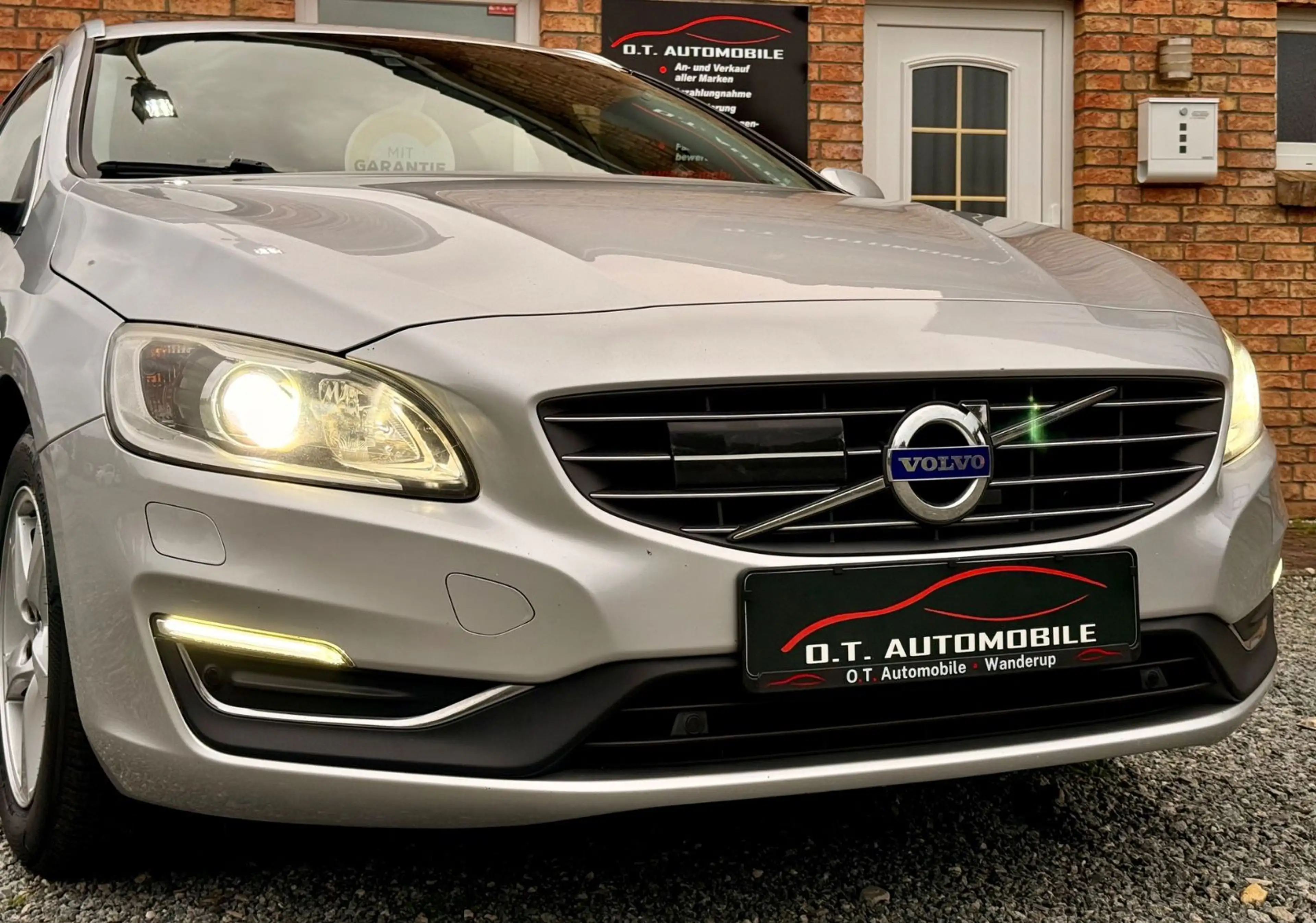 Volvo V60 Kombi Geartronic D4 Summum |LED|ACC|Leder — photo 8