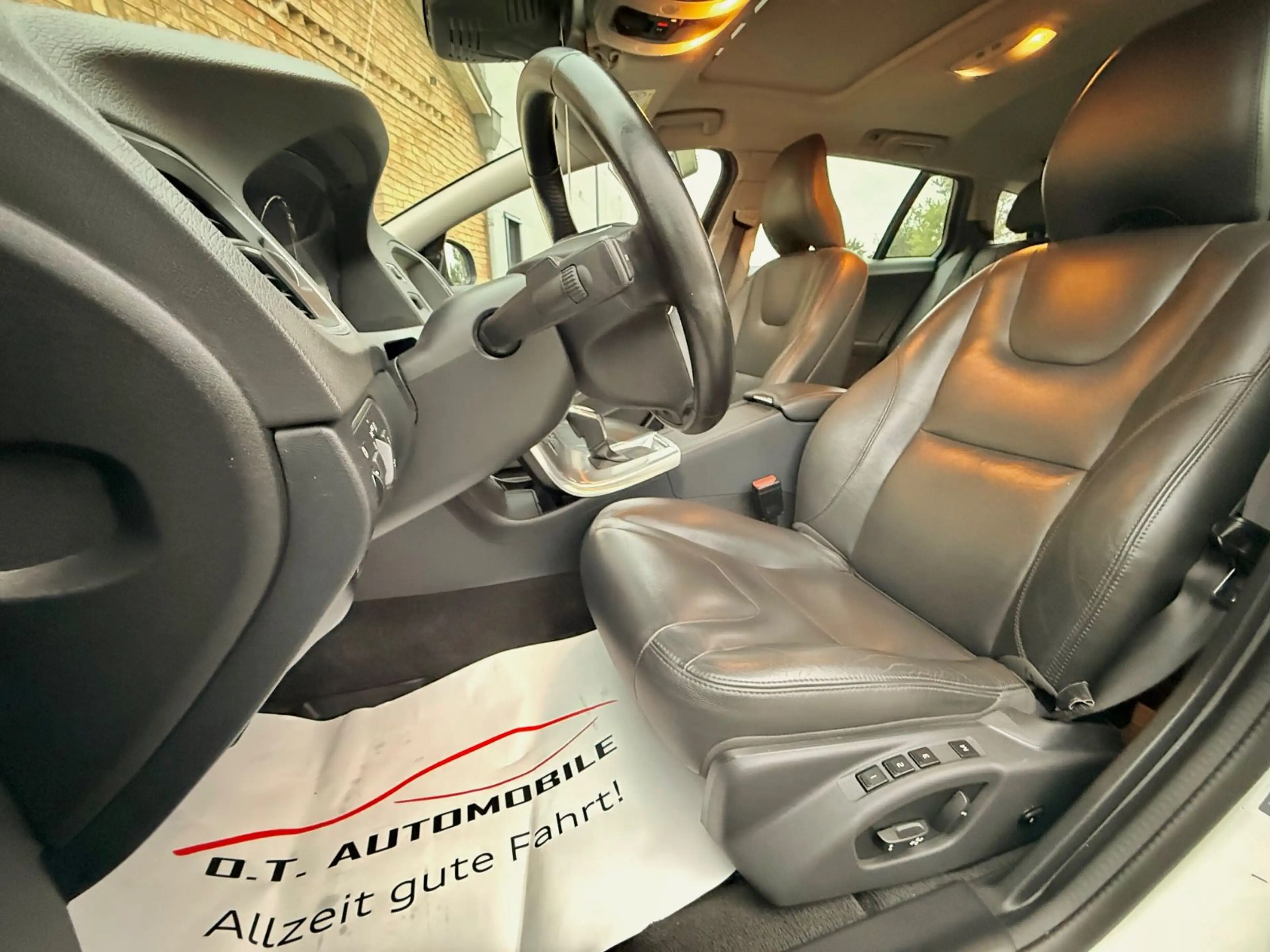 Volvo V60 Kombi Geartronic D4 Summum |LED|ACC|Leder — photo 15