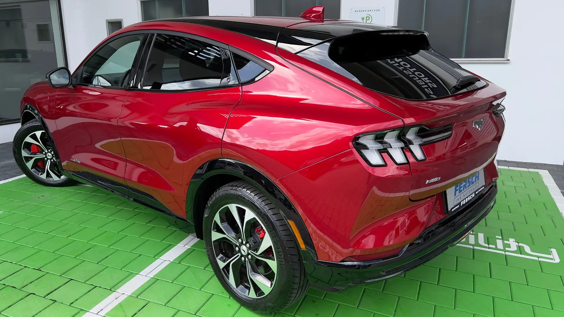 Ford Mustang Mach-E Standart Range Automatik Allrad m. Navi SYNC4 uvm Червоний - 2