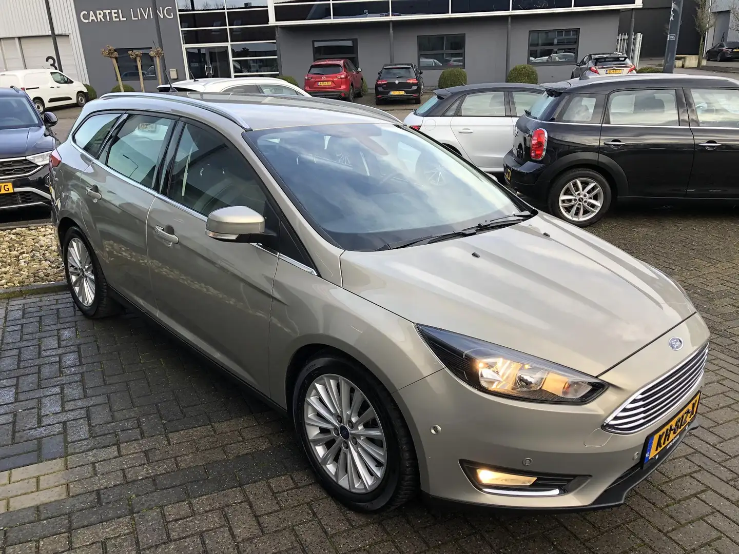 Ford Focus Wagon 1.0 125PK TITANIUM : NAVI/CLIMA/2XPDC/S&S/BT Grijs - 2