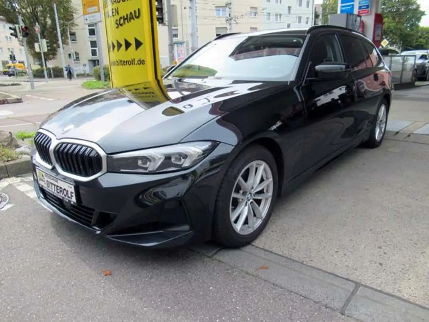 BMW 320 d Touring Autom Navi/curved/AHK/ACC/SHZ/PDC/ Schwarz - 2