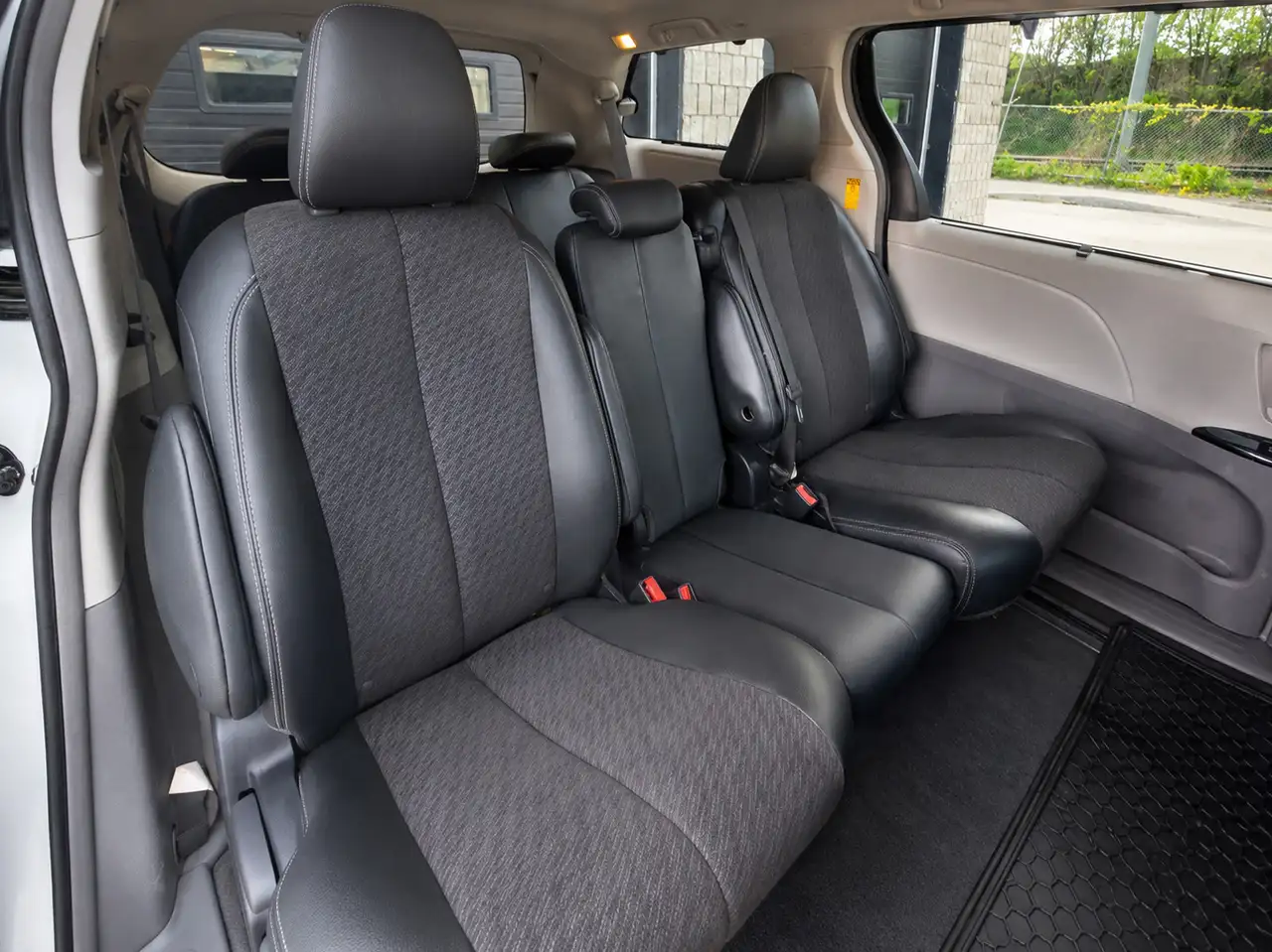 Toyota Sienna снимка Toyota Sienna