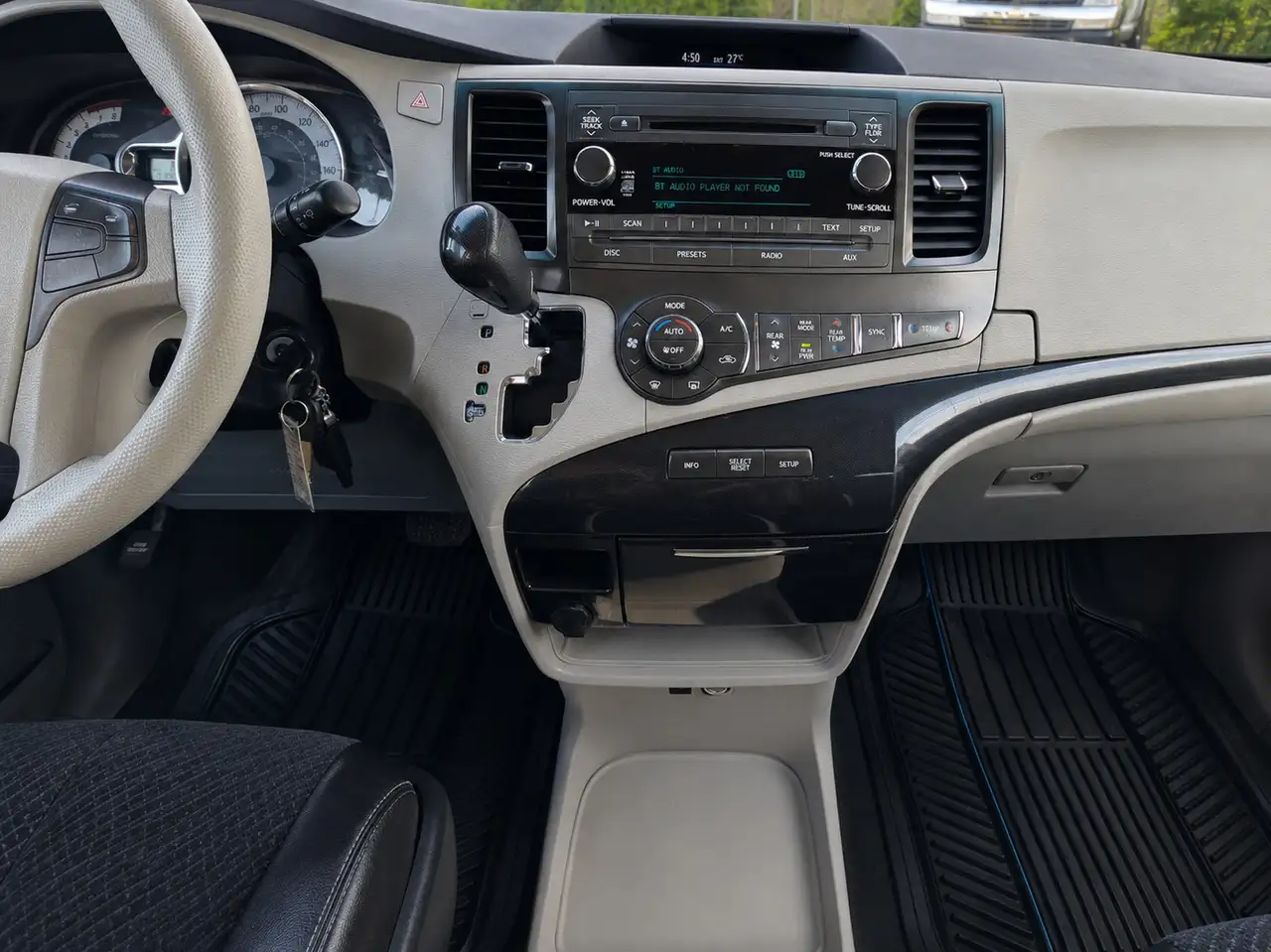 Toyota Sienna снимка Toyota Sienna