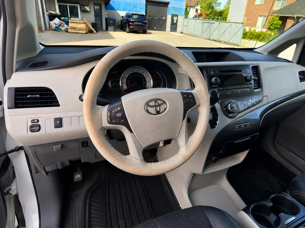 Toyota Sienna снимка Toyota Sienna