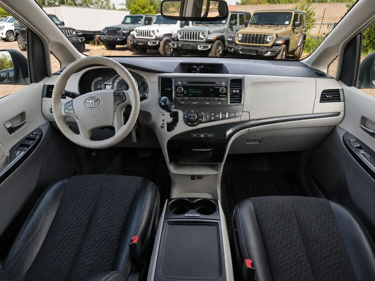 Toyota Sienna снимка Toyota Sienna