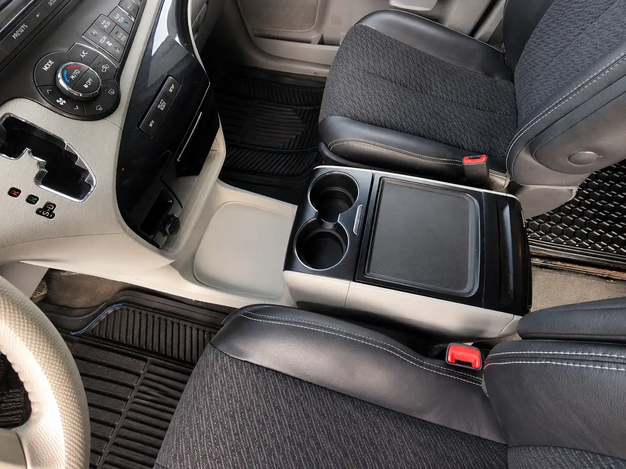 Toyota Sienna снимка Toyota Sienna