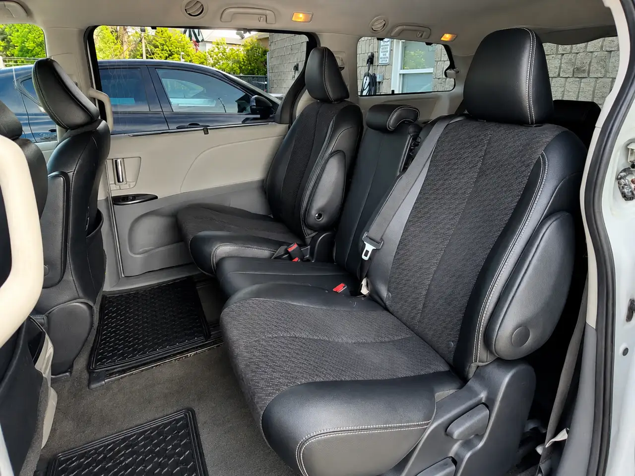 Toyota Sienna снимка Toyota Sienna