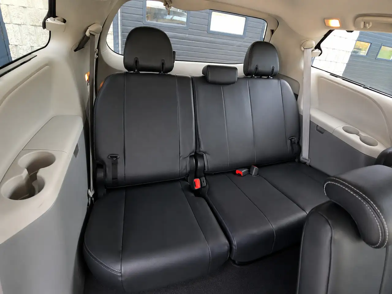 Toyota Sienna снимка Toyota Sienna