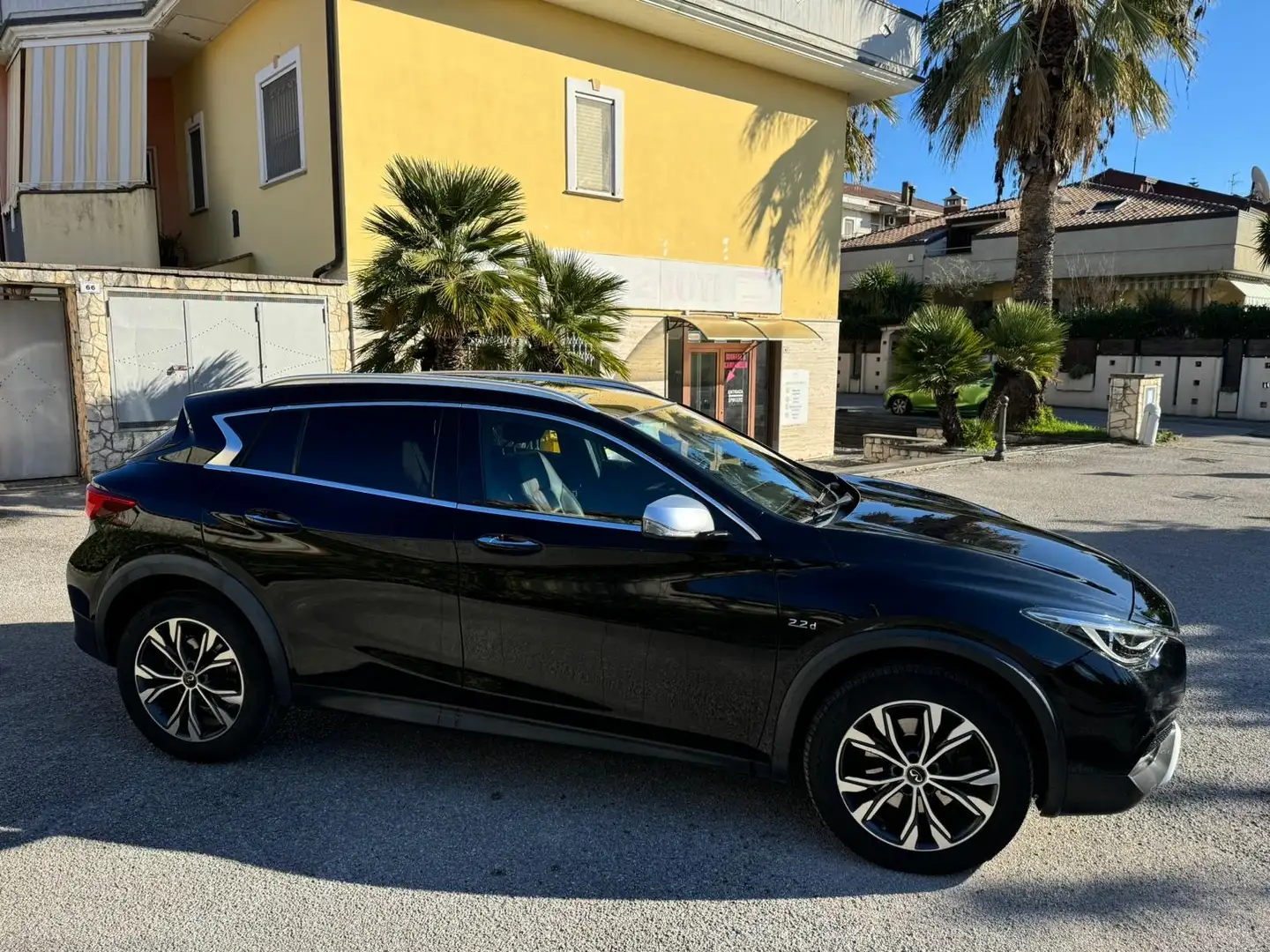 Infiniti QX30 2.2d Premium awd dct - 1