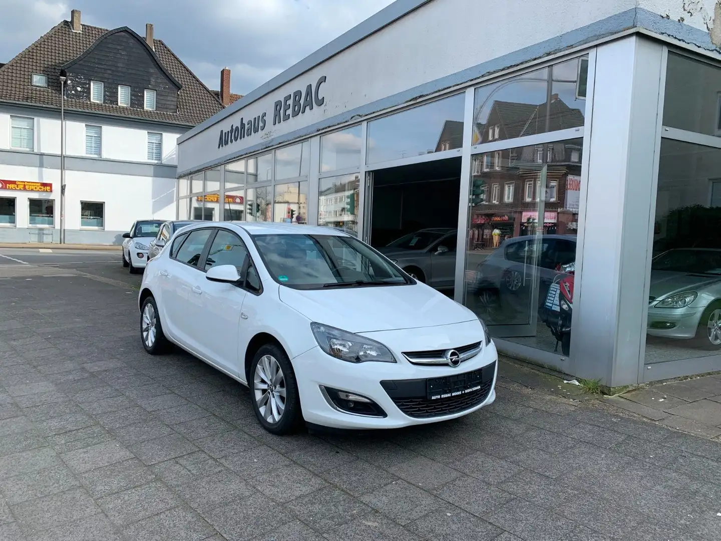 Opel Astra J Lim. 5-trg. Fun 1,4 * 95.000 KM * Weiß - 1