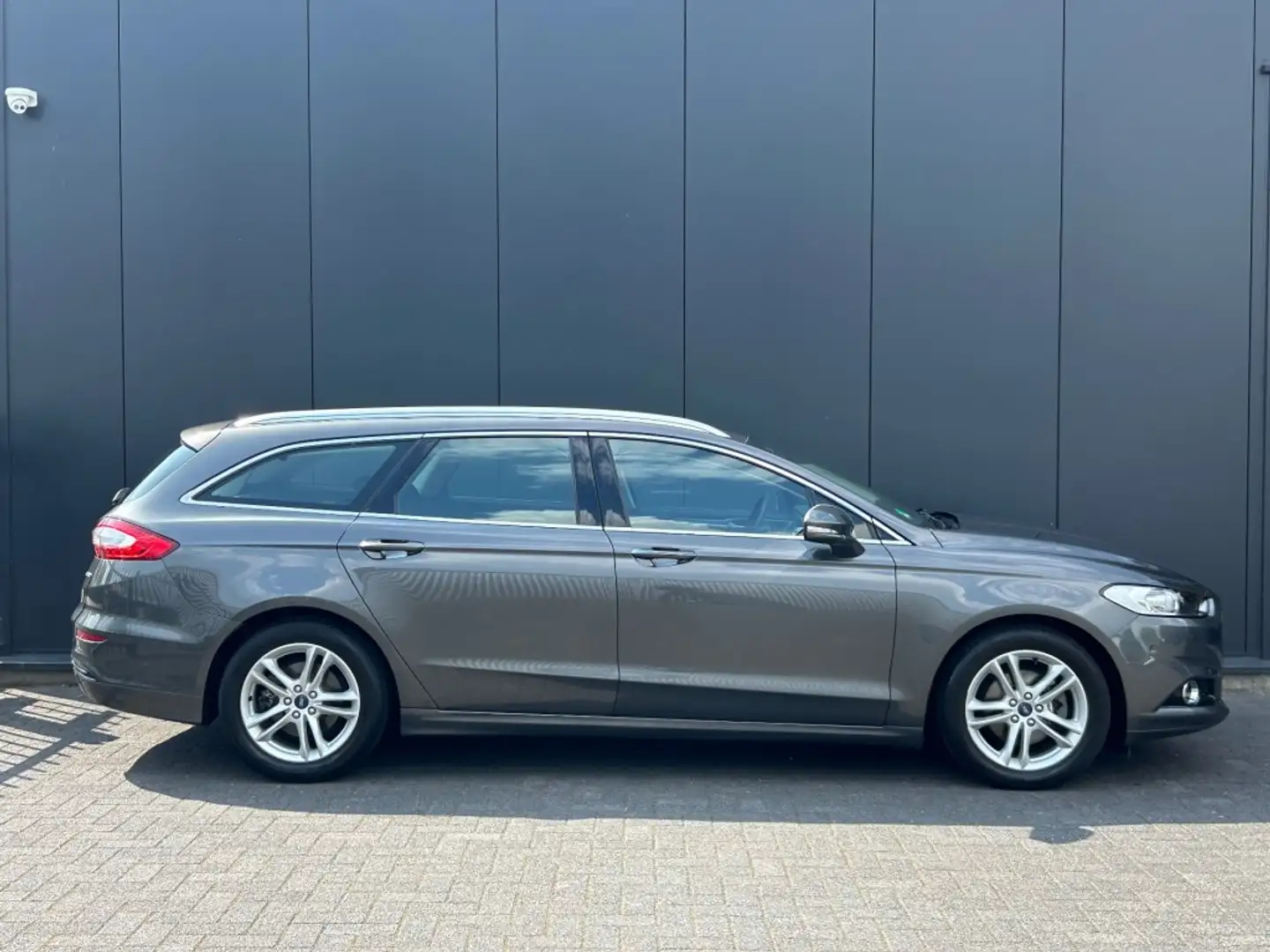 Ford Mondeo Wagon 1.5 Titanium LED Navi Cruise PDC Sfeerlicht Gris - 2