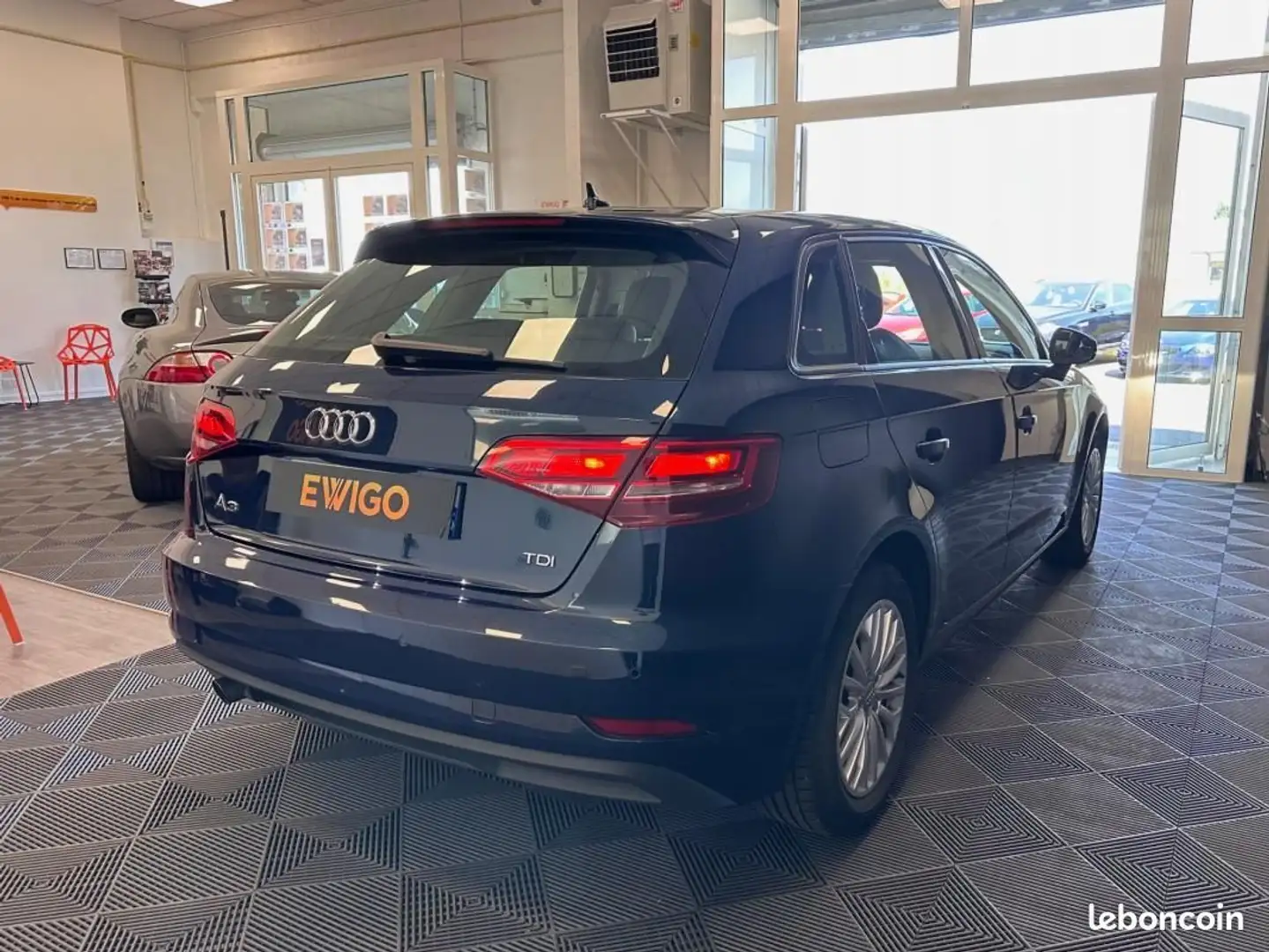 Audi A3 1.6L TDI 116CH S-TRONIC DESIGN Radar AR Intérieur  Bleu - 2