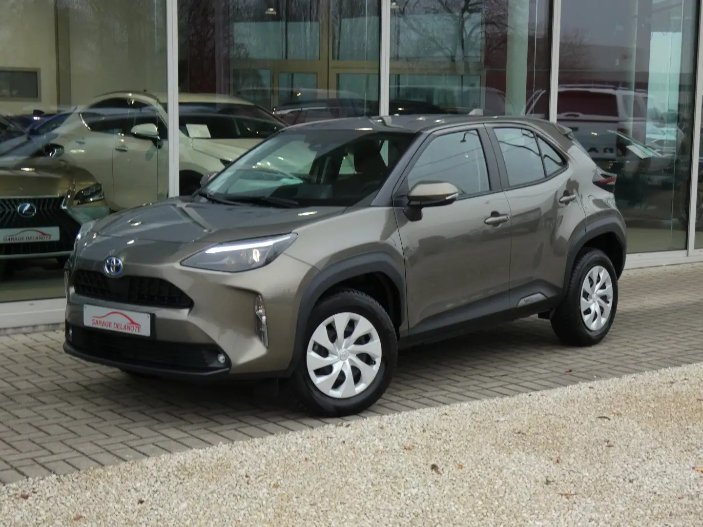 Toyota Yaris Cross HYBRID Dynamic +Carplay +Parkeercamera Brons - 2