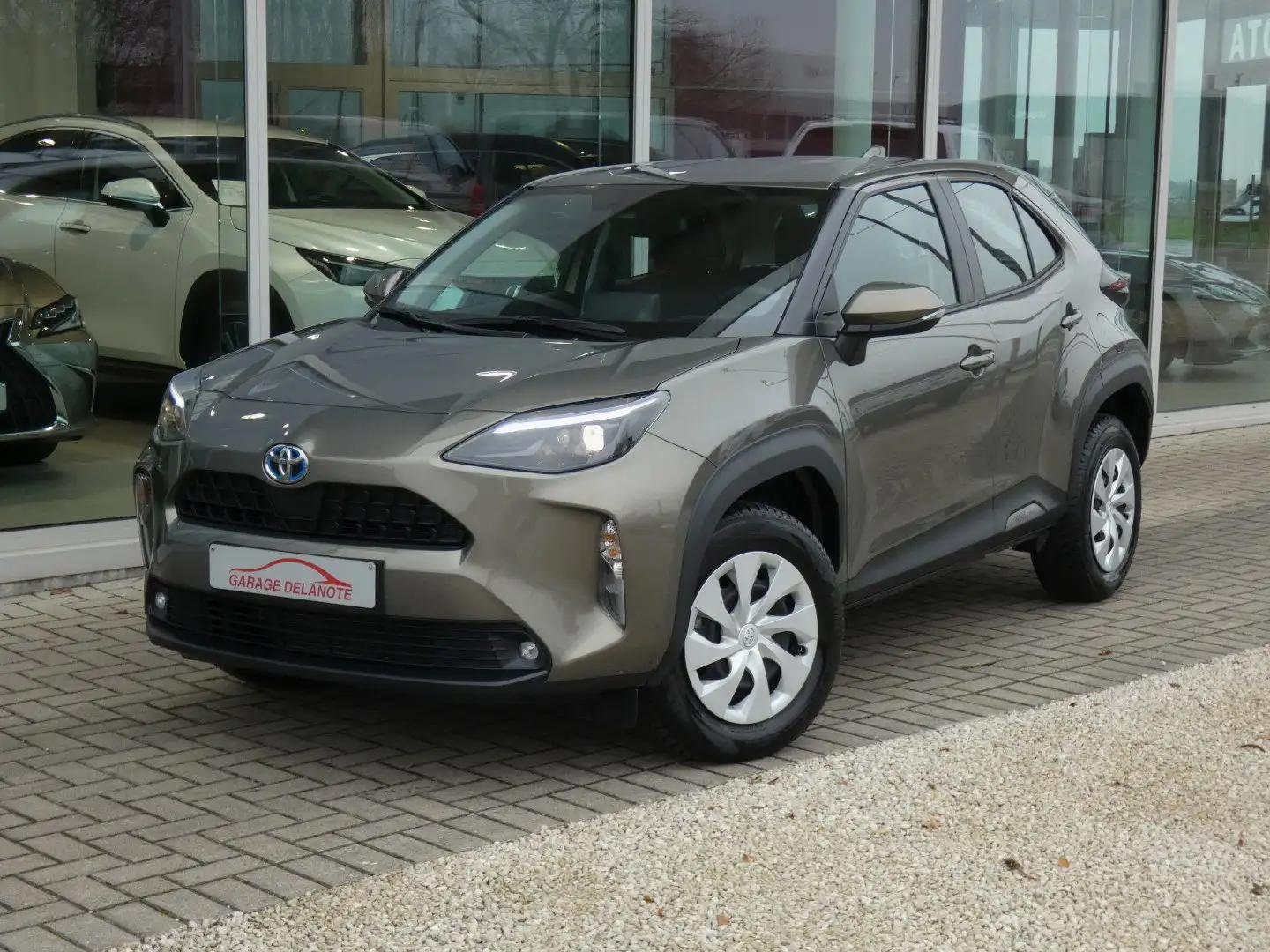 Toyota Yaris Cross HYBRID Dynamic +Carplay +Parkeercamera Brons - 1