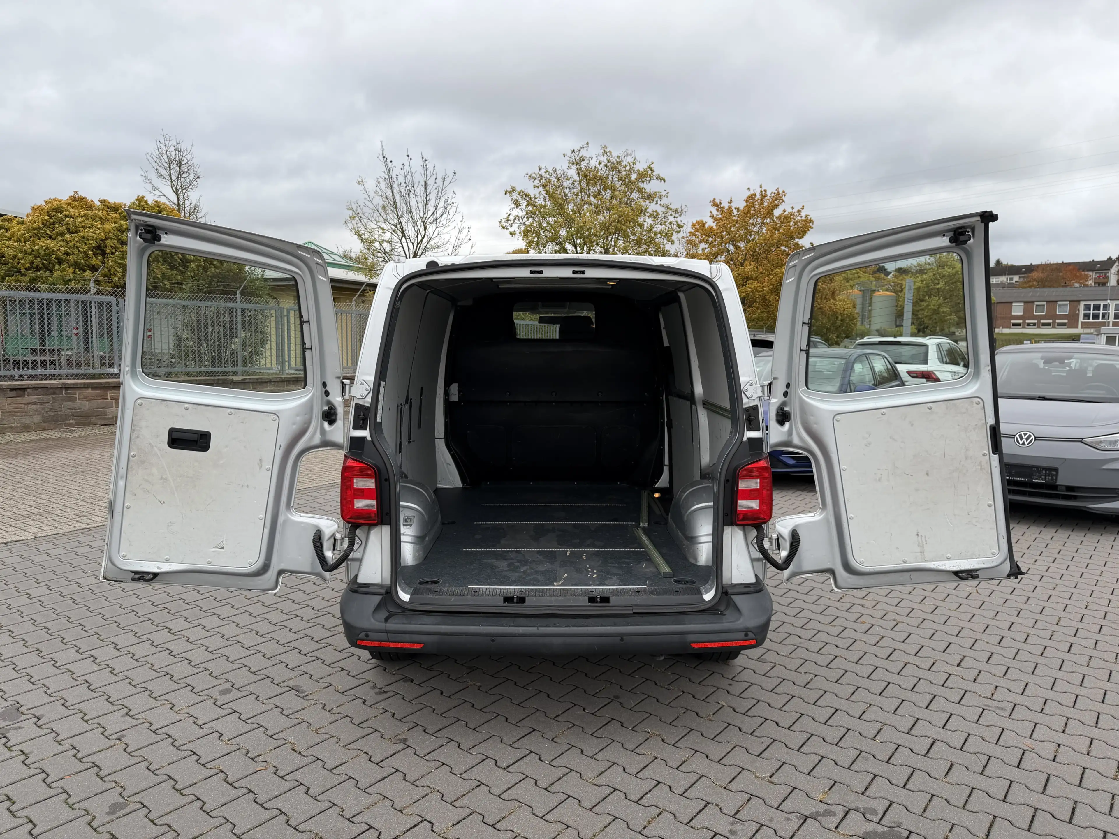 Volkswagen T6 Transporter 2.0 TDI Kasten FWD Klima MFL SHZ — photo 9