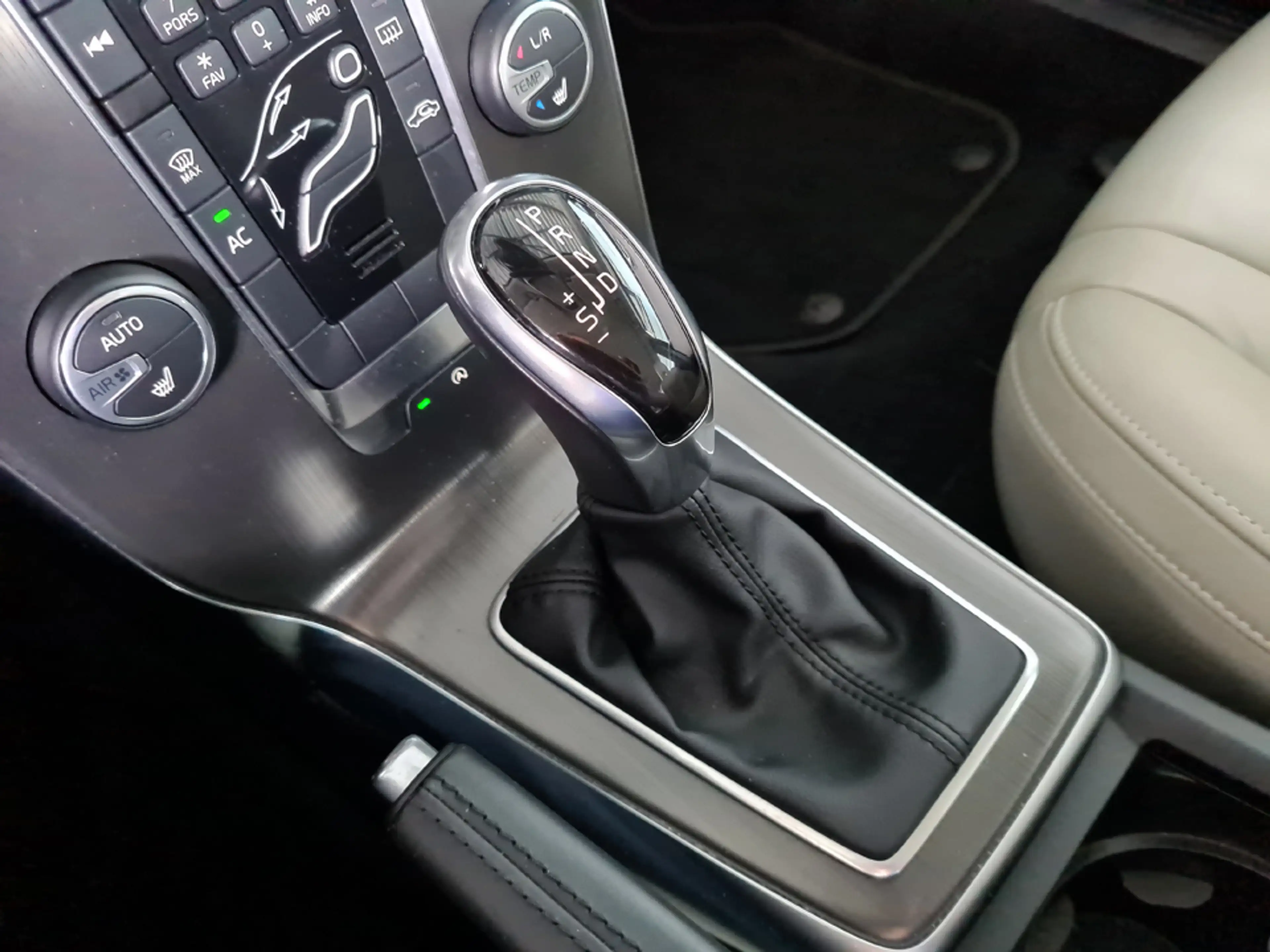 Volvo V40 1.6 T4 Momentum 180pk /Stoelverwarming/Bluetooth/p — photo 29