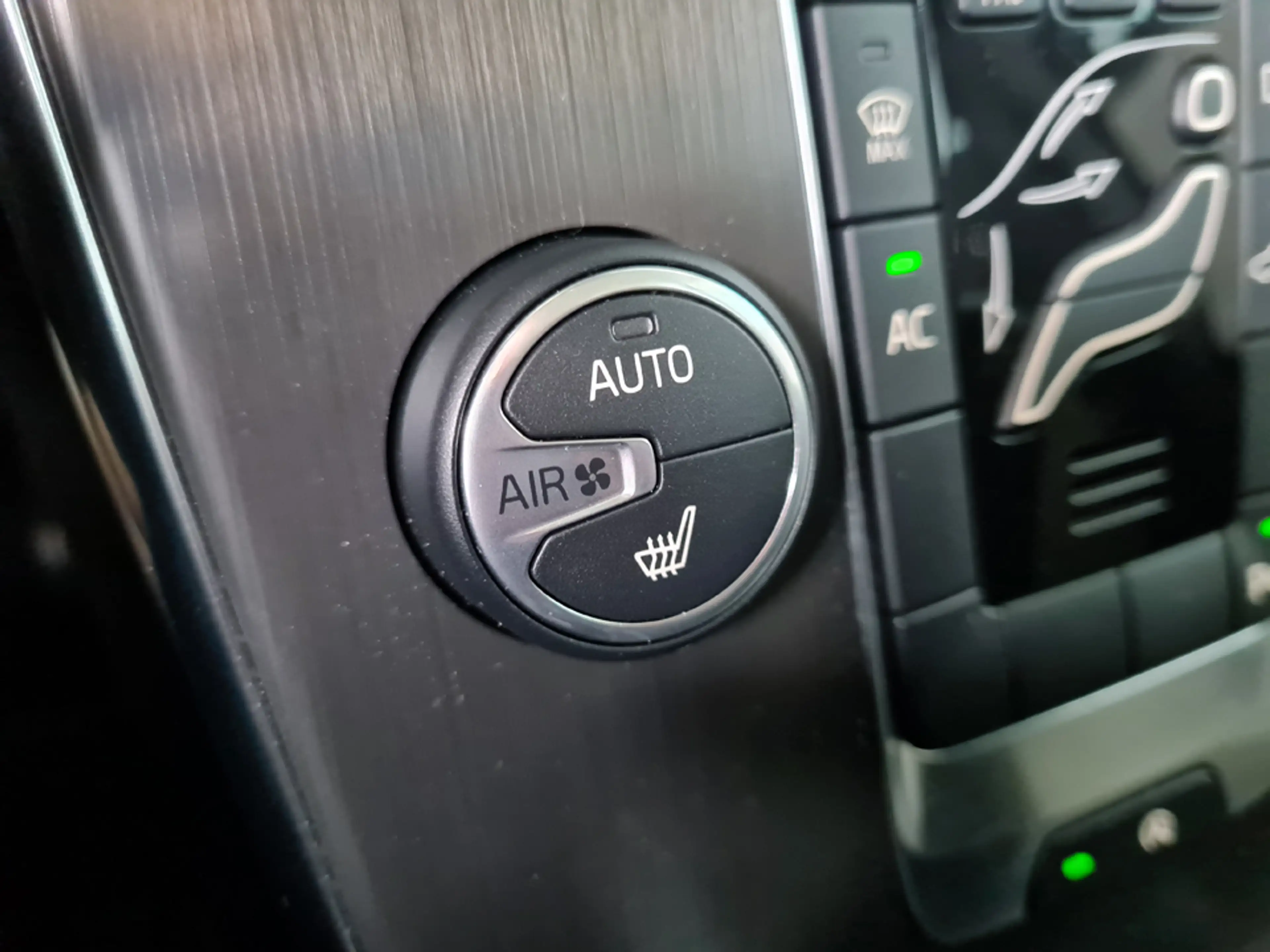 Volvo V40 1.6 T4 Momentum 180pk /Stoelverwarming/Bluetooth/p — photo 27