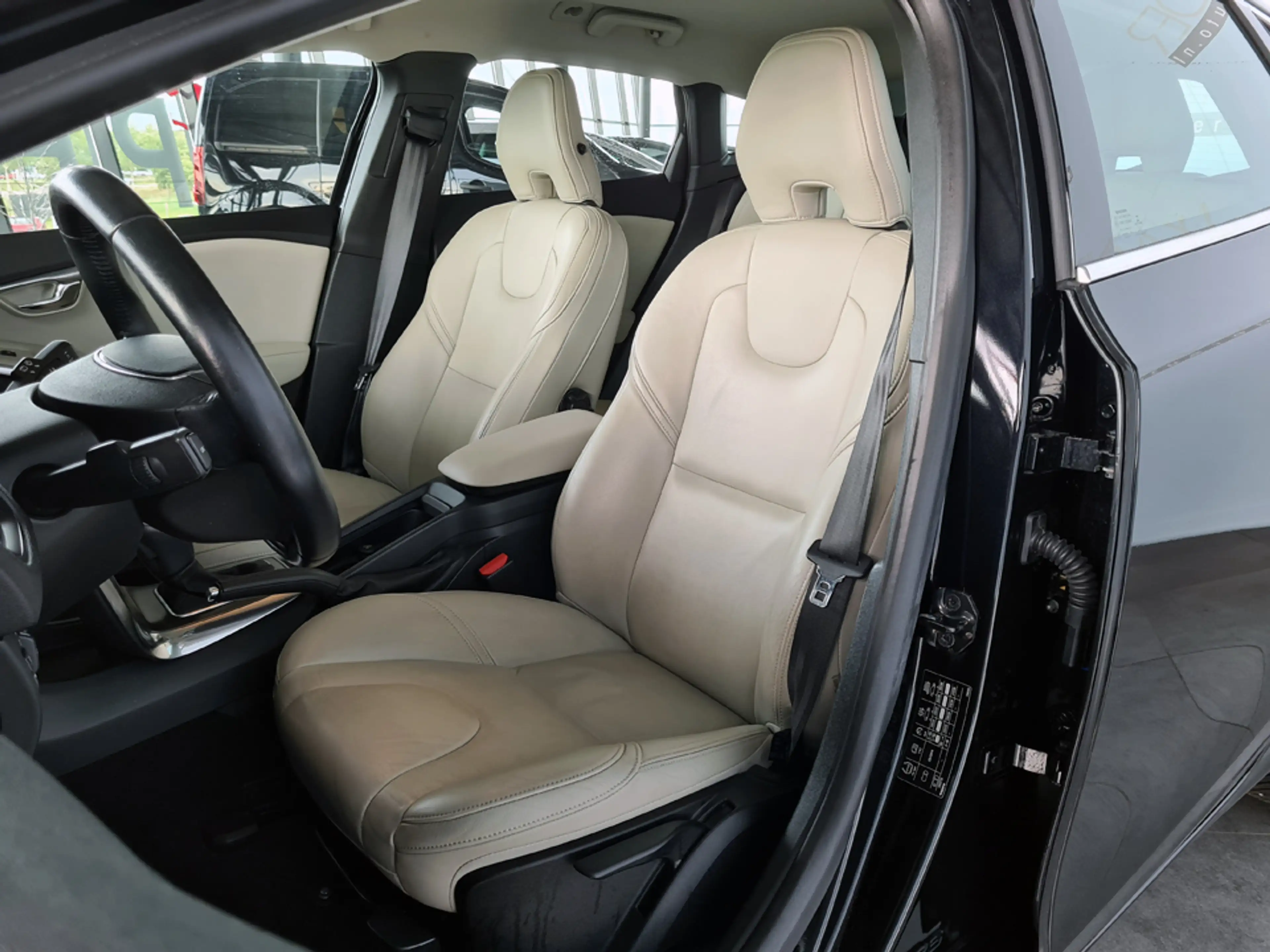 Volvo V40 1.6 T4 Momentum 180pk /Stoelverwarming/Bluetooth/p — photo 3