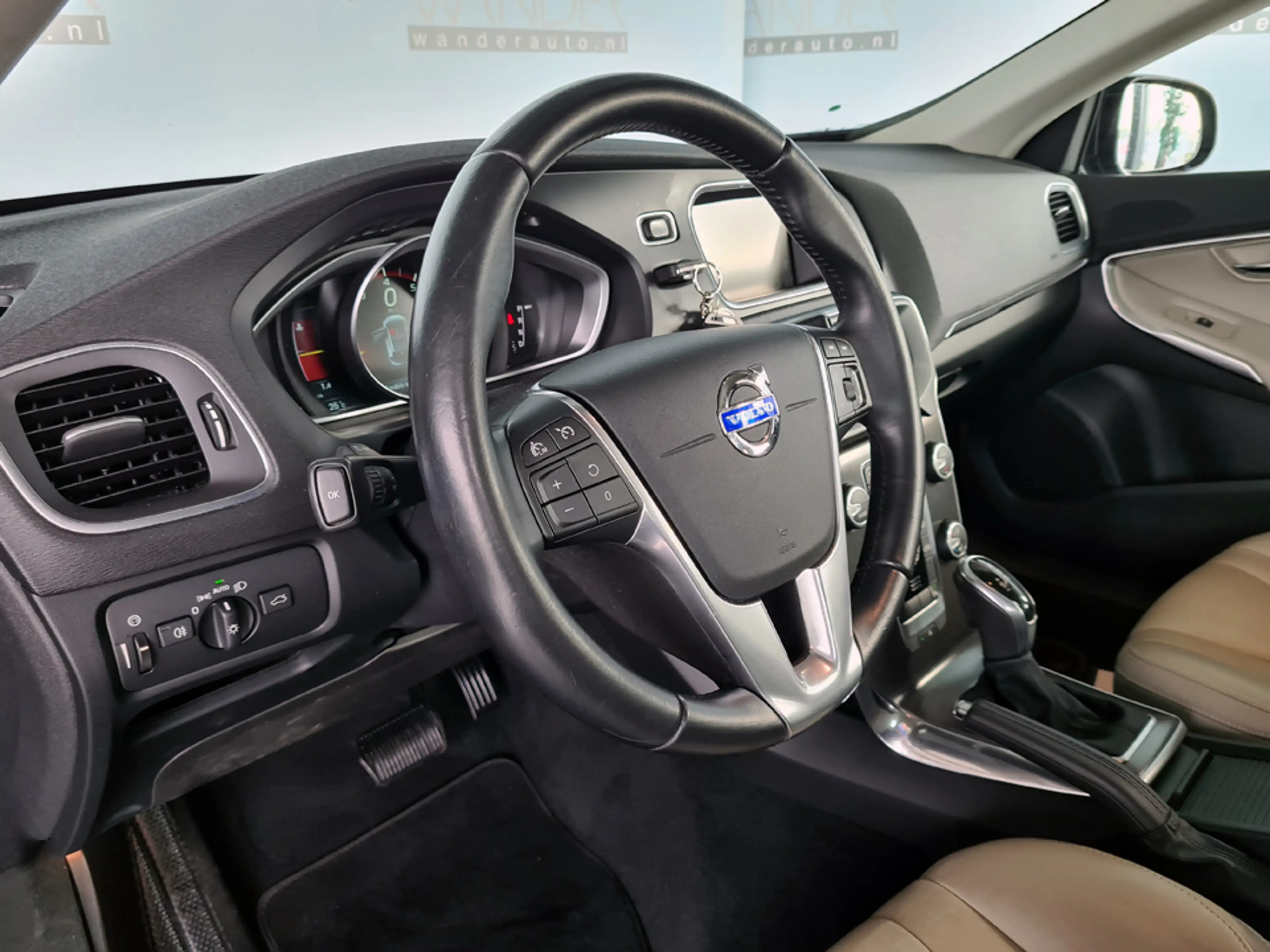 Volvo V40 1.6 T4 Momentum 180pk /Stoelverwarming/Bluetooth/p — photo 14