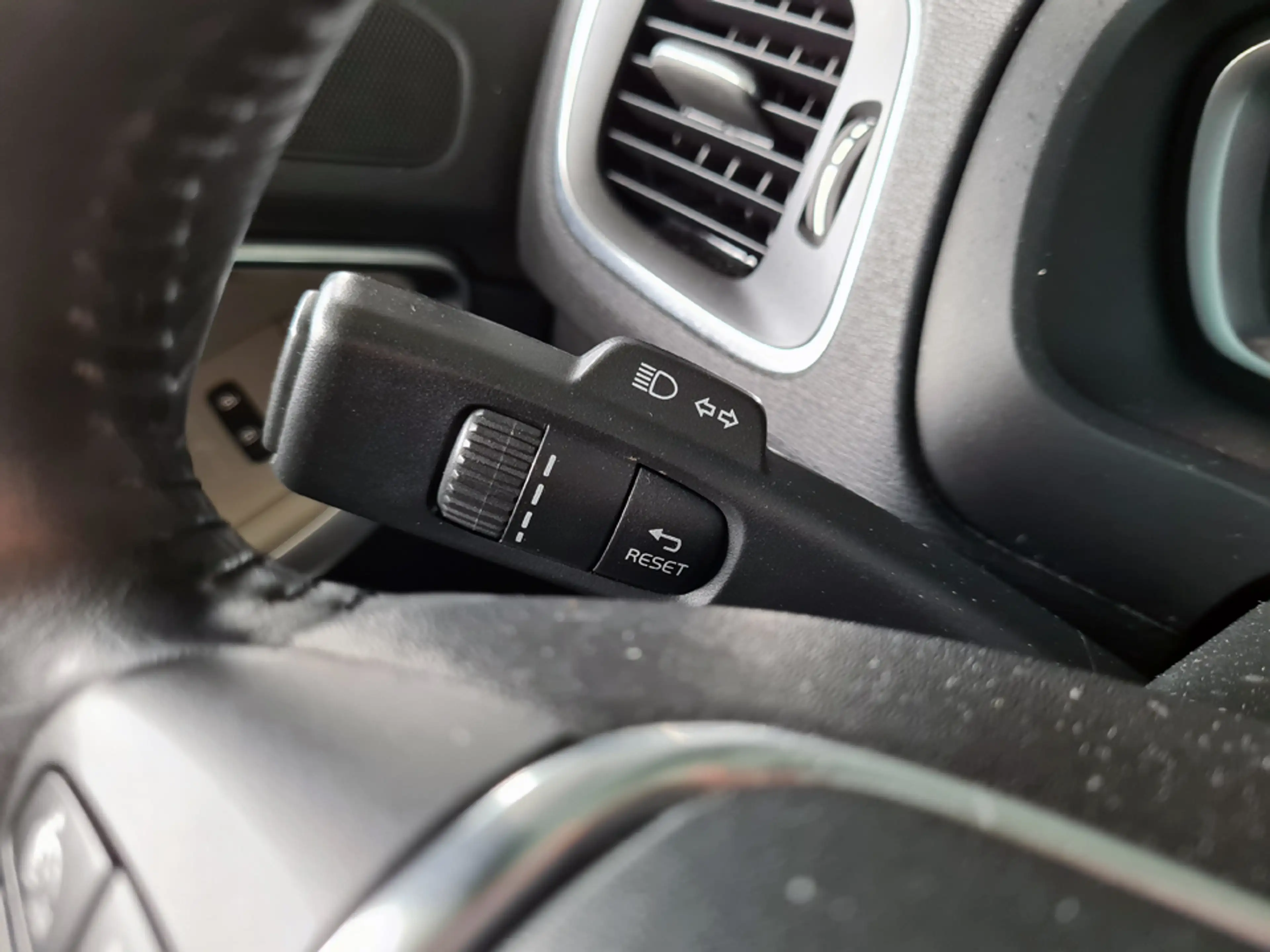 Volvo V40 1.6 T4 Momentum 180pk /Stoelverwarming/Bluetooth/p — photo 18