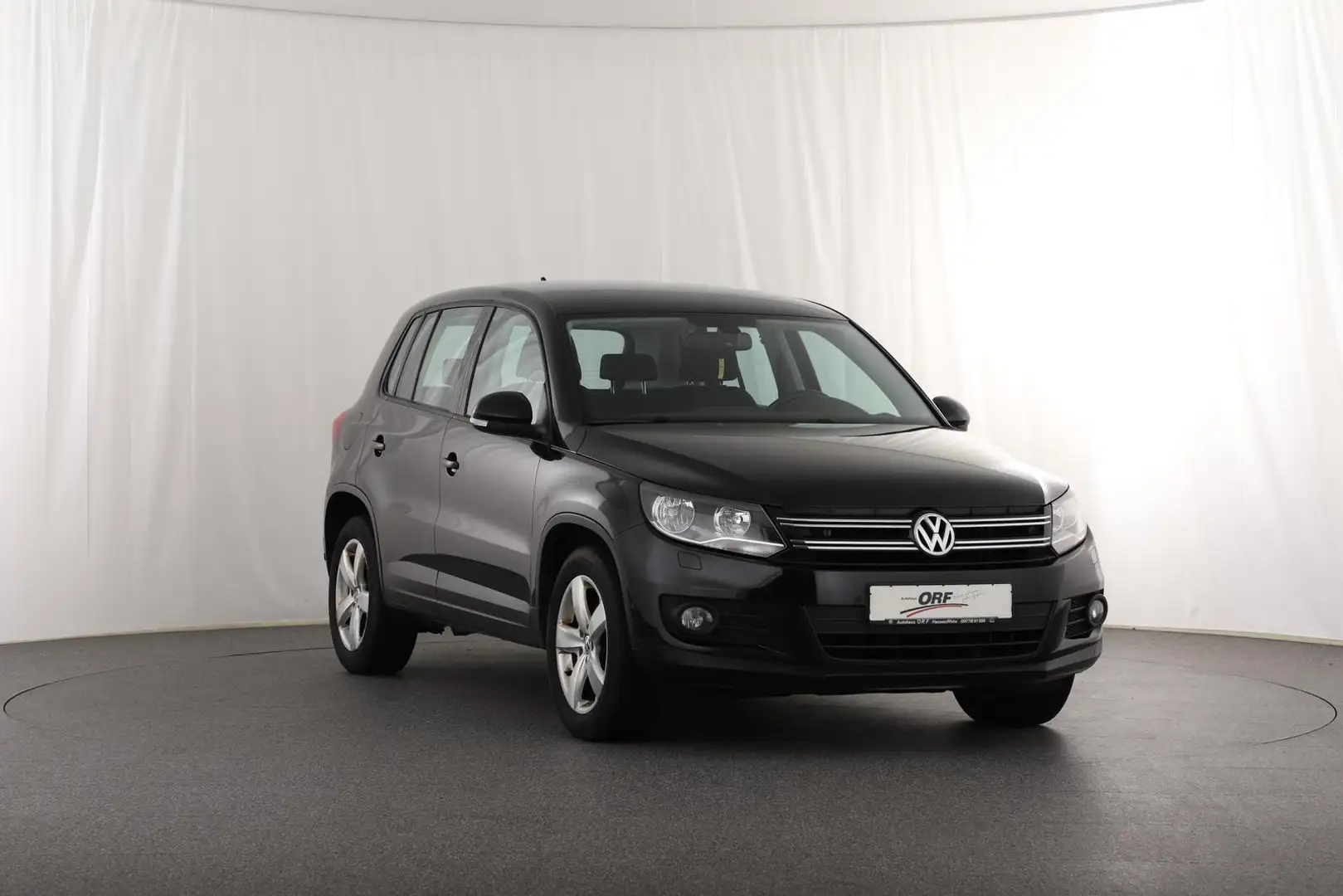 Volkswagen Tiguan 2.0 TDI Trend & Fun NAVI TEMPO SITZHZG PARKLENK AL Zwart - 2