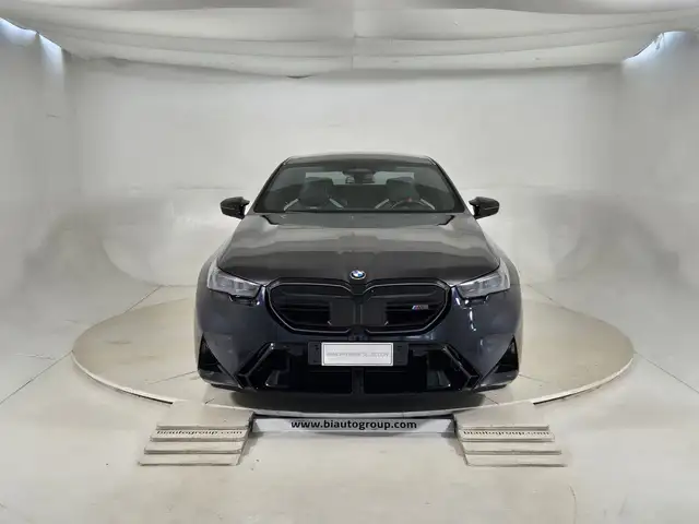 BMW M5 view 3