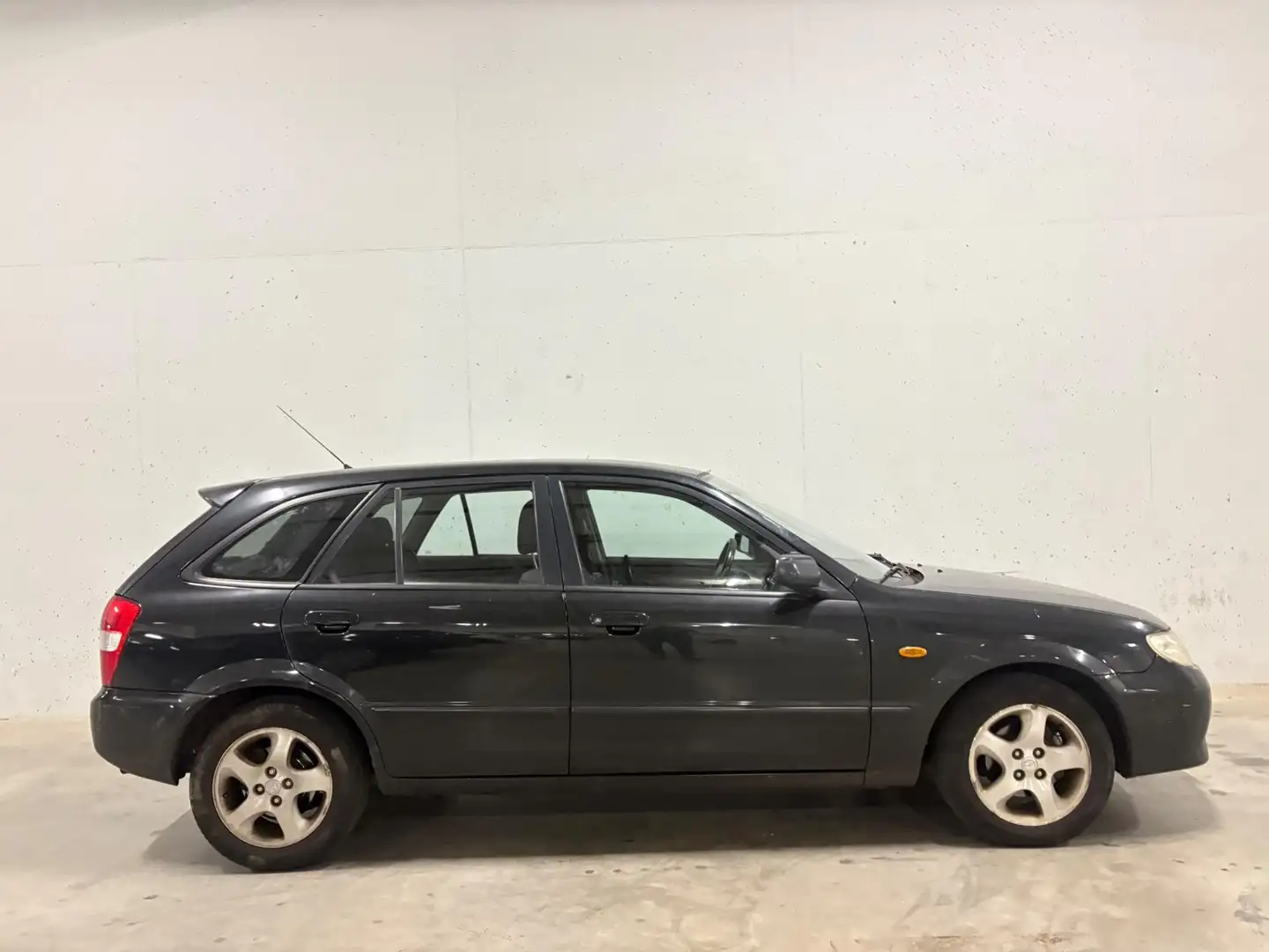 Mazda 323 Fastbreak 1.6i Exclusive 5drs. Airco APK 2026 Zwart - 1